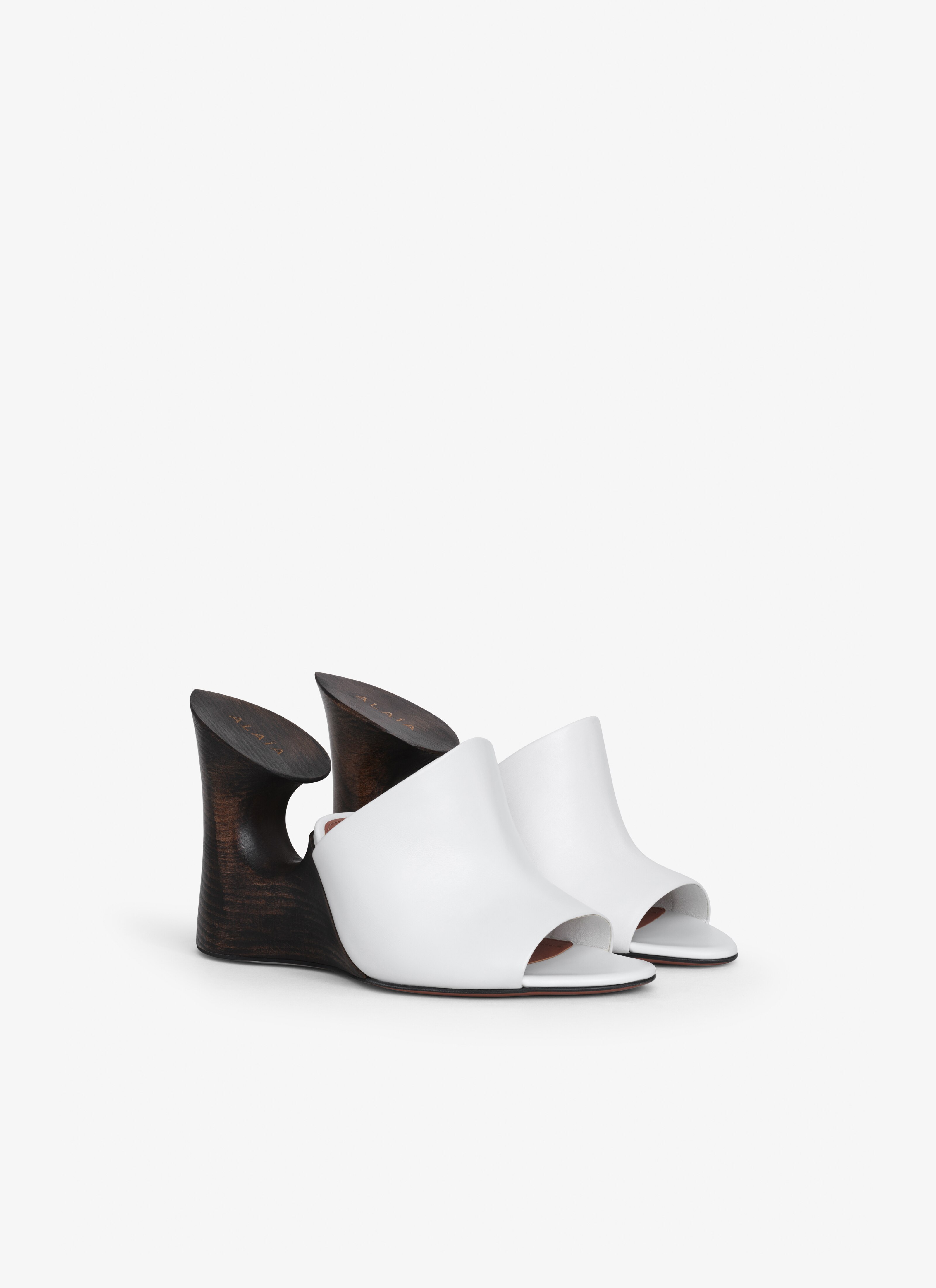 ALAÏA OFF-WHITE LA SCULPTURE MULES IN CALFSKIN & WOOD