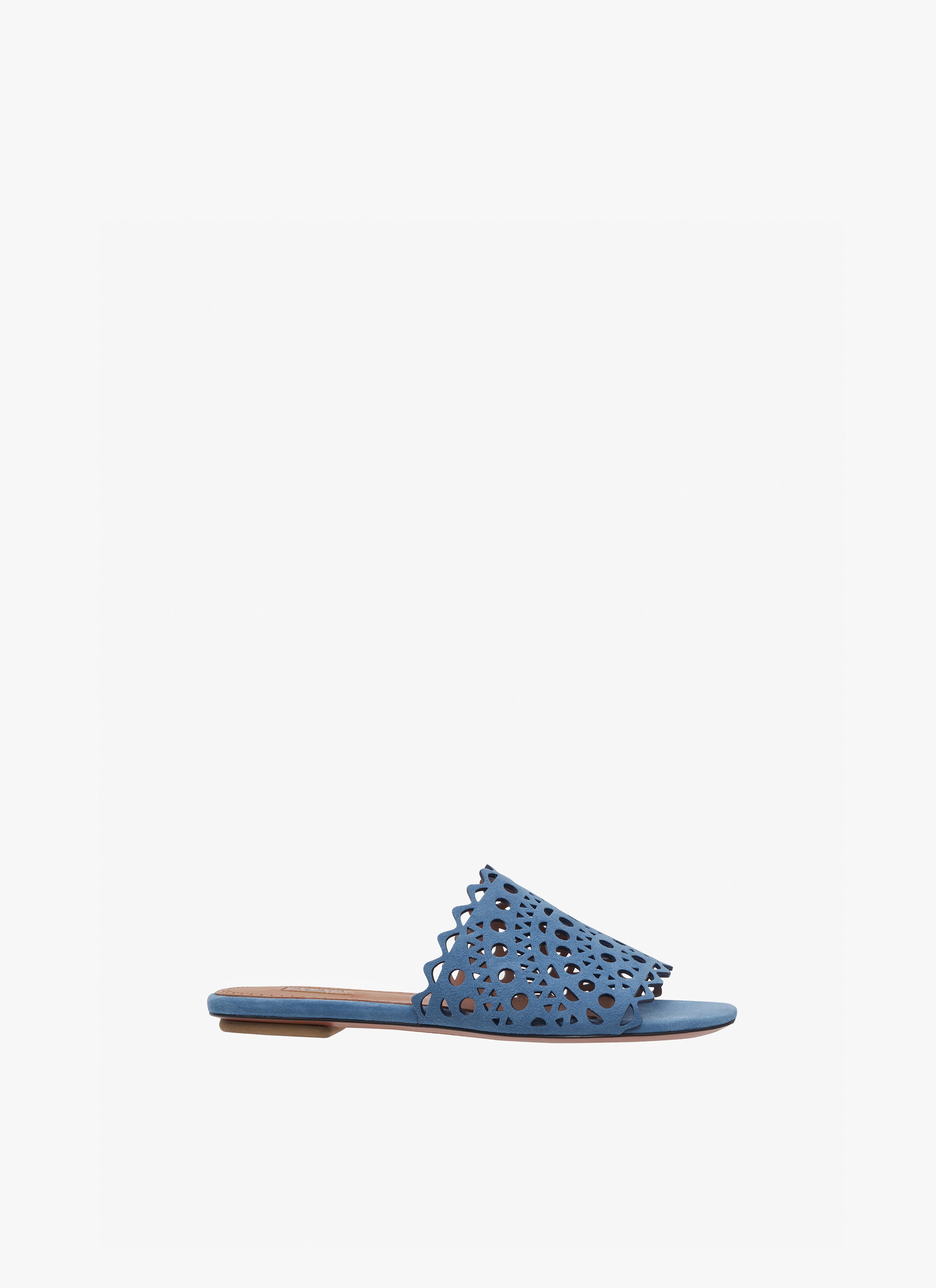 비엔 스웨이드 염소가죽 소재의 비엔 뮬 maison-alaia.com