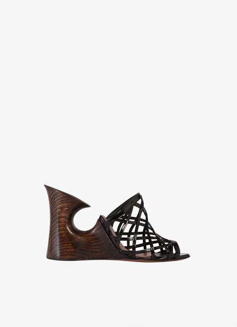 LA SCULPTURE MULES IN PATENT CALFSKIN & WOOD - maison-alaia.com