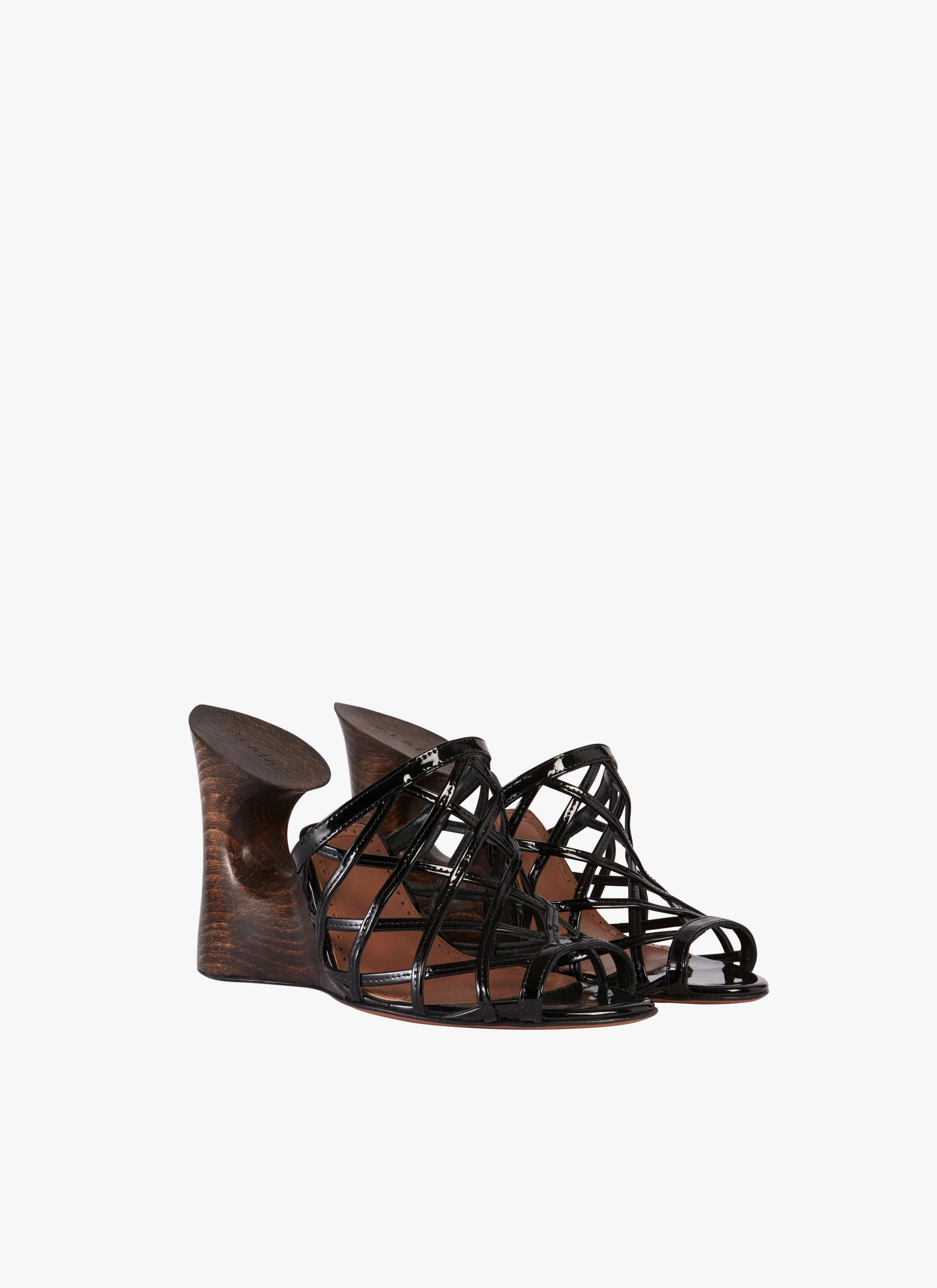 LA SCULPTURE MULES IN CALFSKIN & WOOD - maison-alaia.com