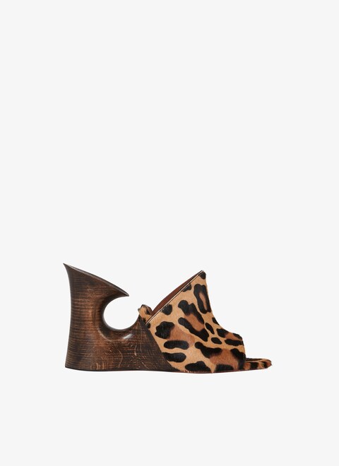 LA SCULPTURE MULES IN CALFSKIN & WOOD - maison-alaia.com