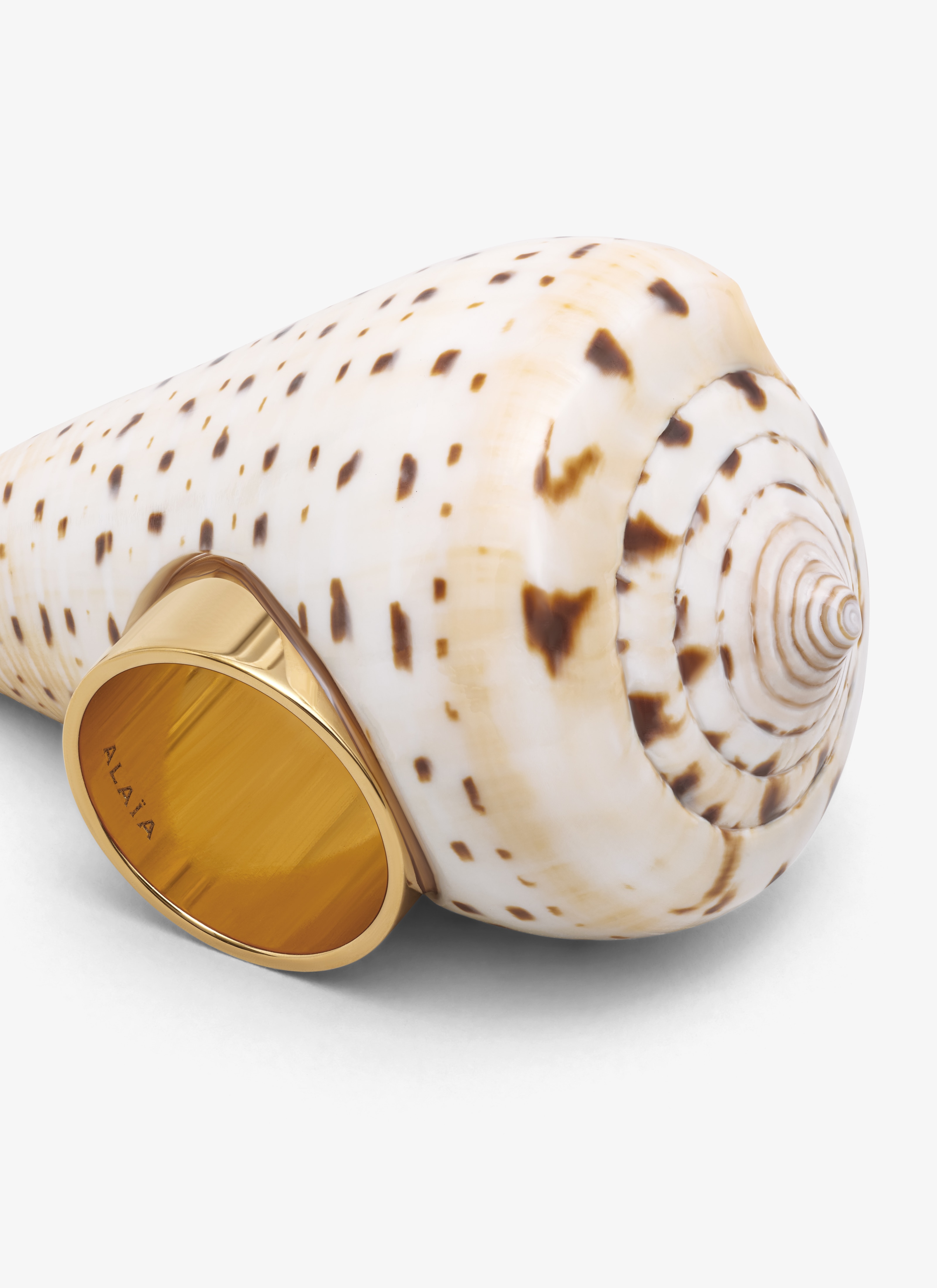 ALAÏA NATURAL/DORADO ANILLO LARGO DE CONCHA