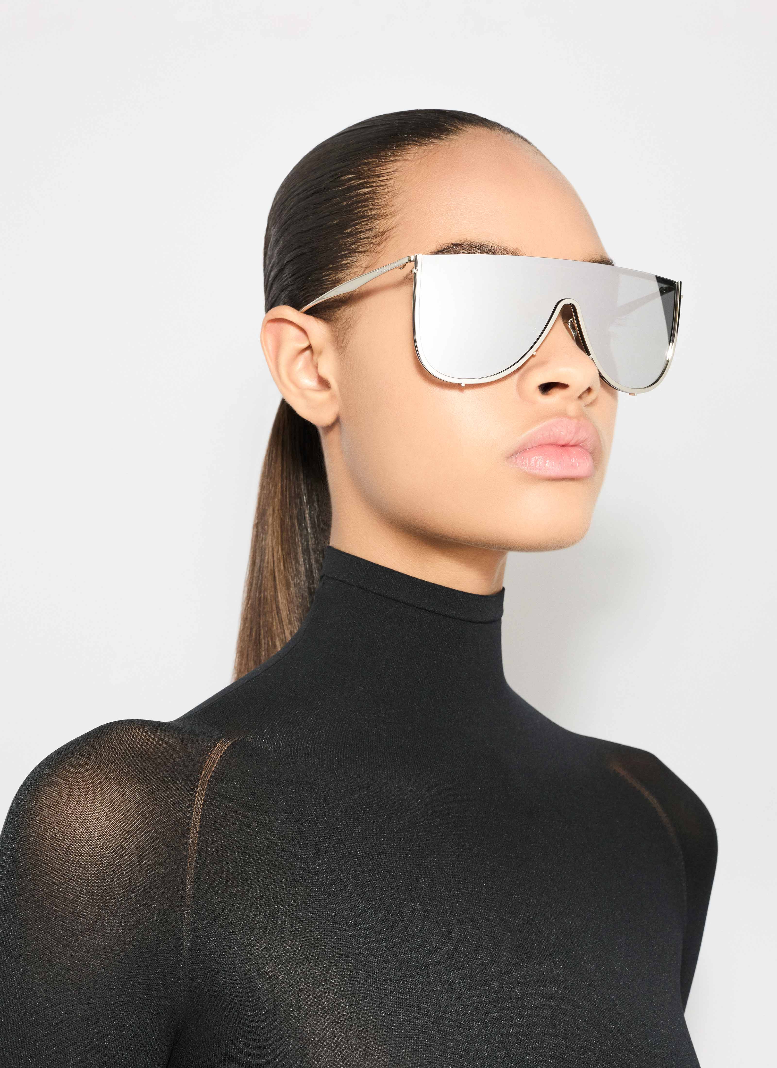 ALAÏA 그레이 메탈 소재 내로우 마스크 선글라스