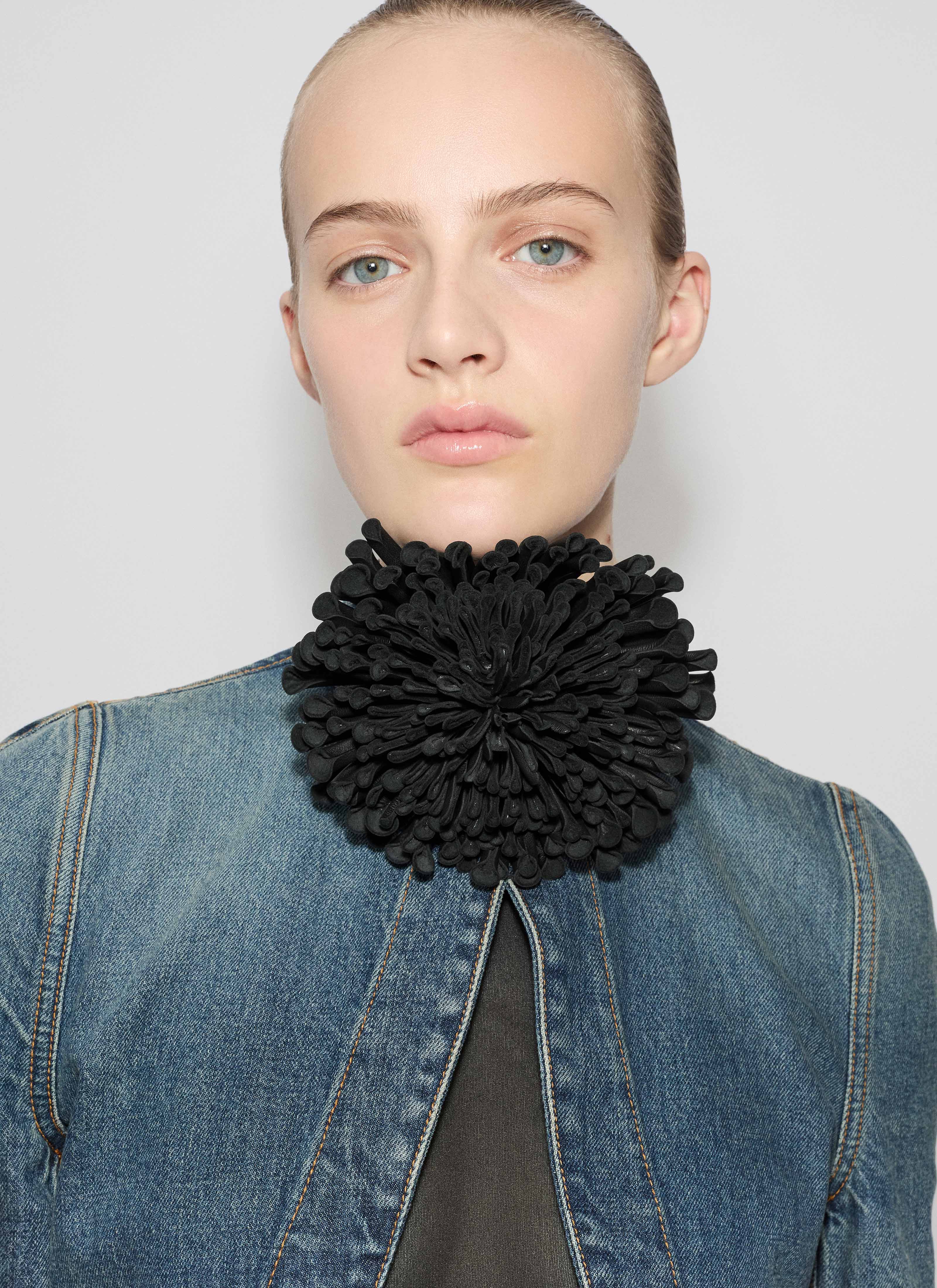 ALAÏA BLACK LEATHER FLOWER CHOCKER