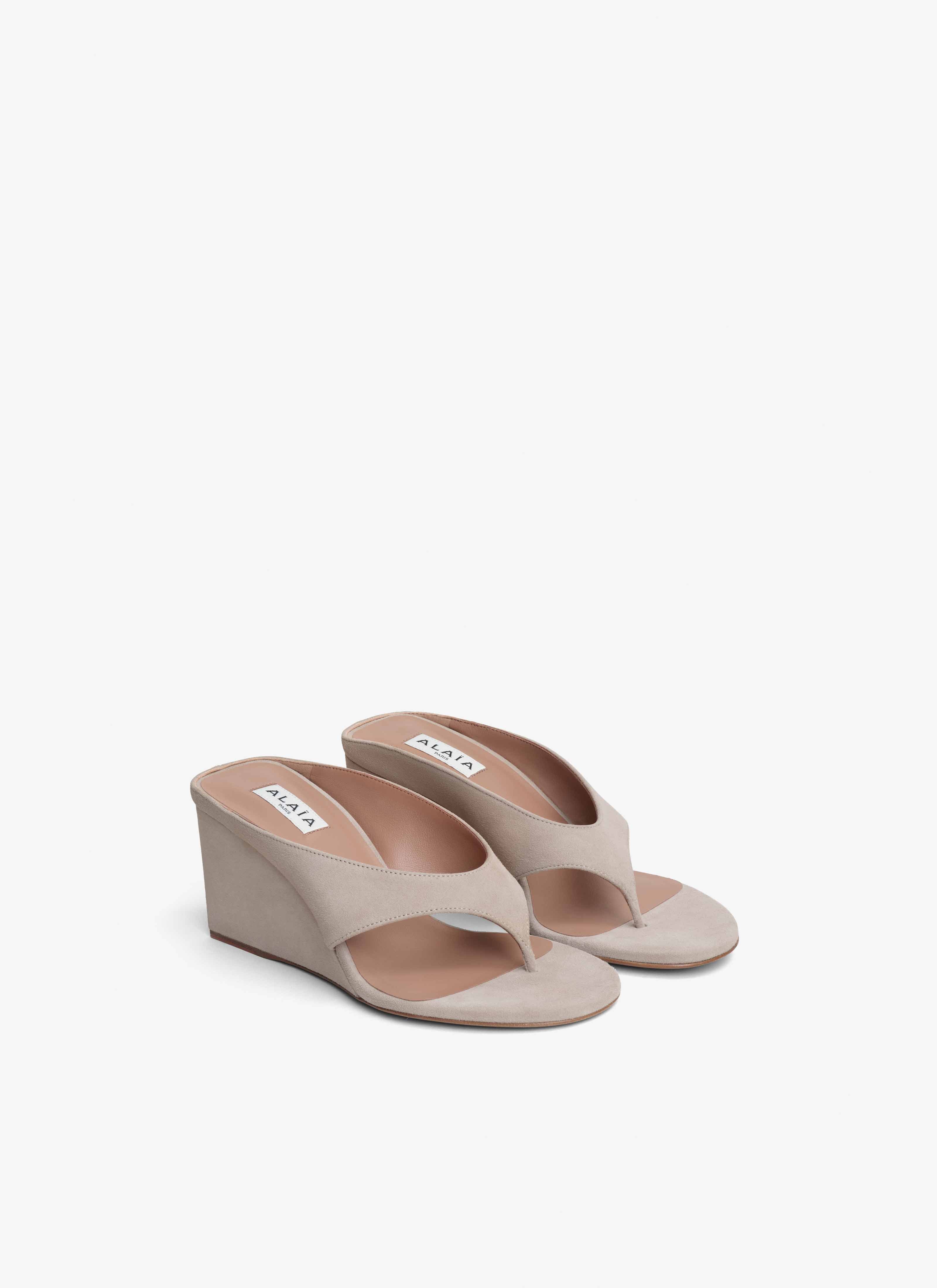 ALAÏA GREIGE MULES DE DEDO TIPO CUBO DE ANTE DE CABRA