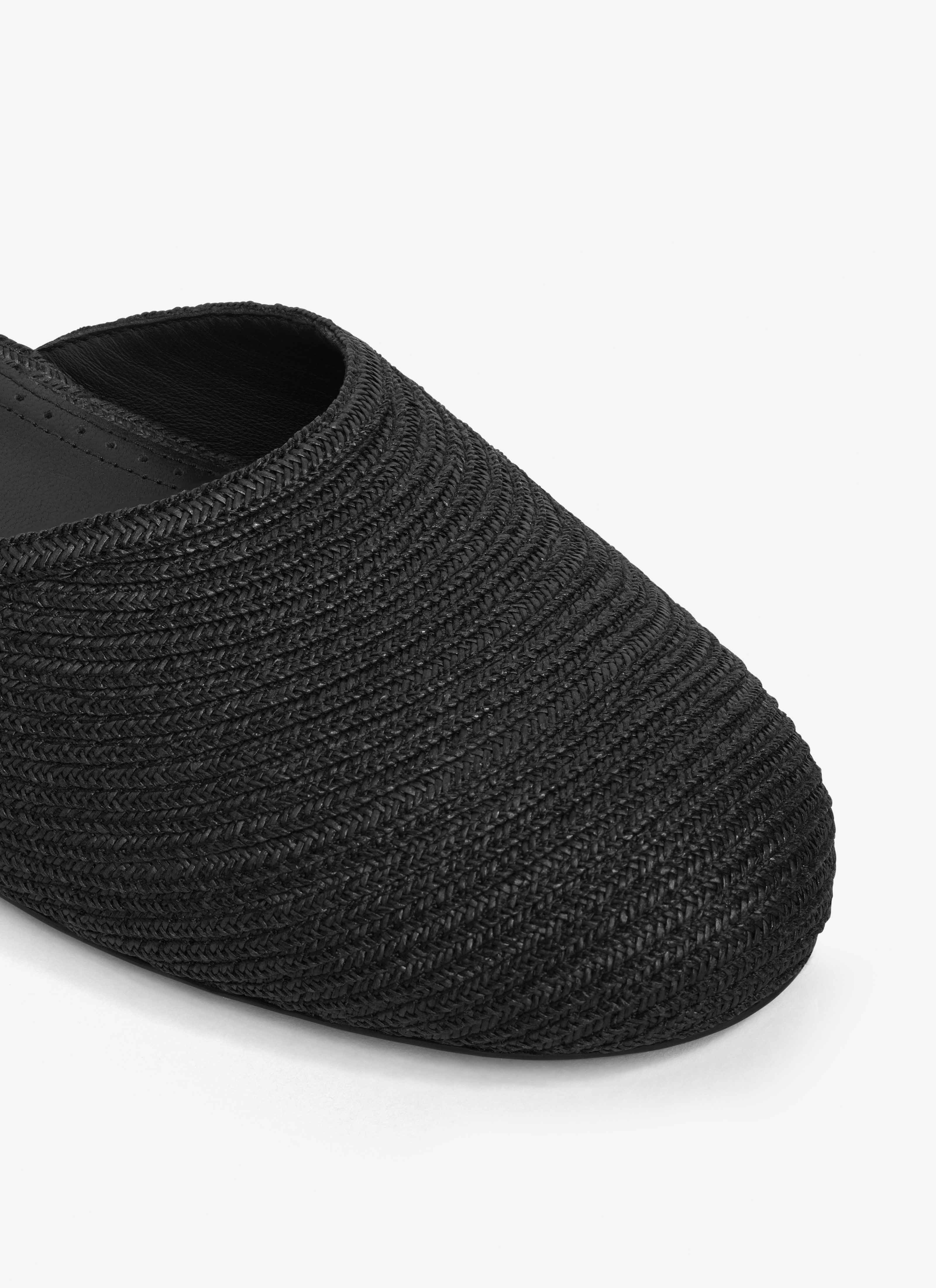ALAÏA BLACK FLAT SANDALS IN PAPER STRAW