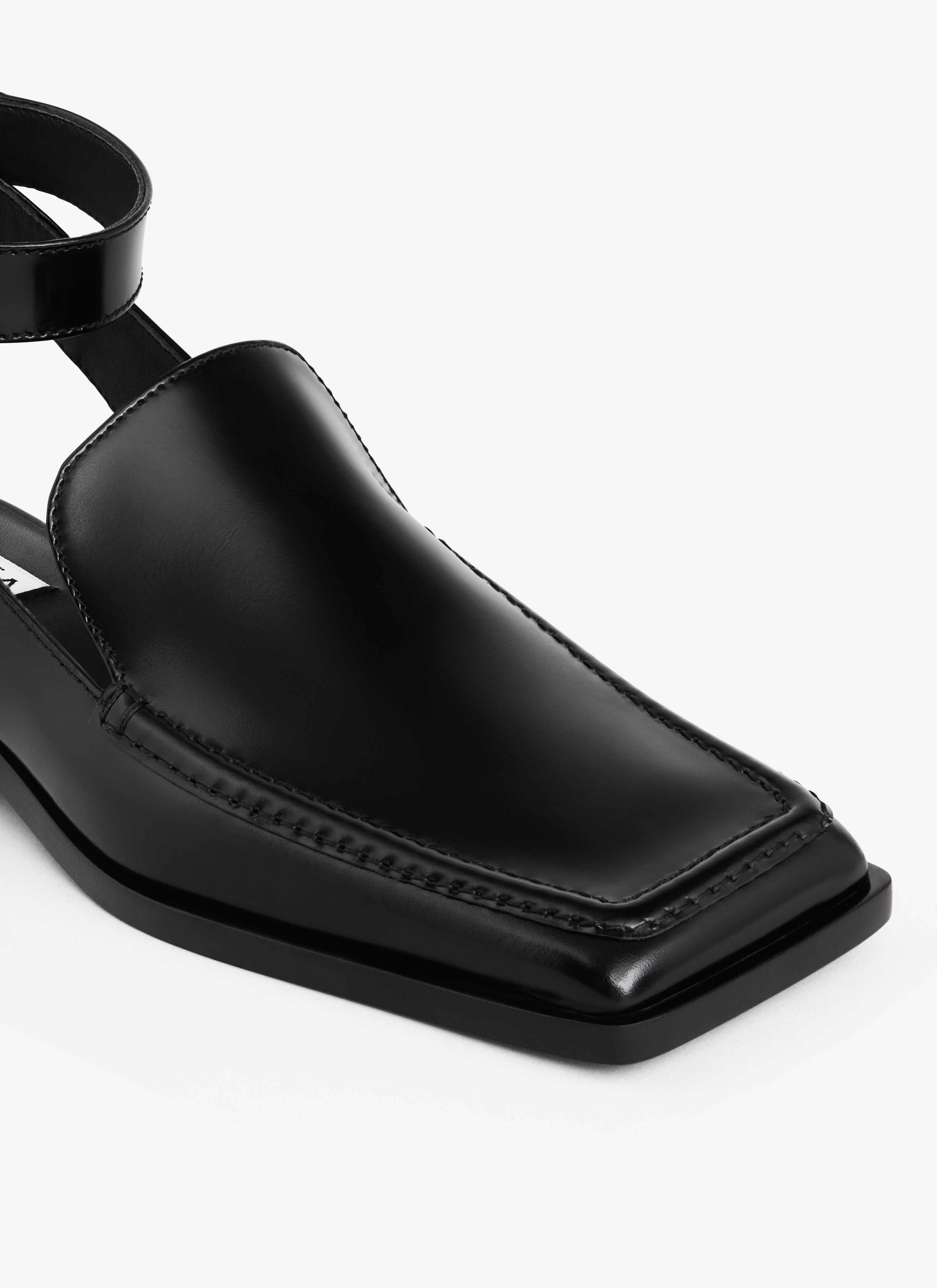 ALAÏA SANDALES MOCASSINS SQUARE EN CUIR NOIR