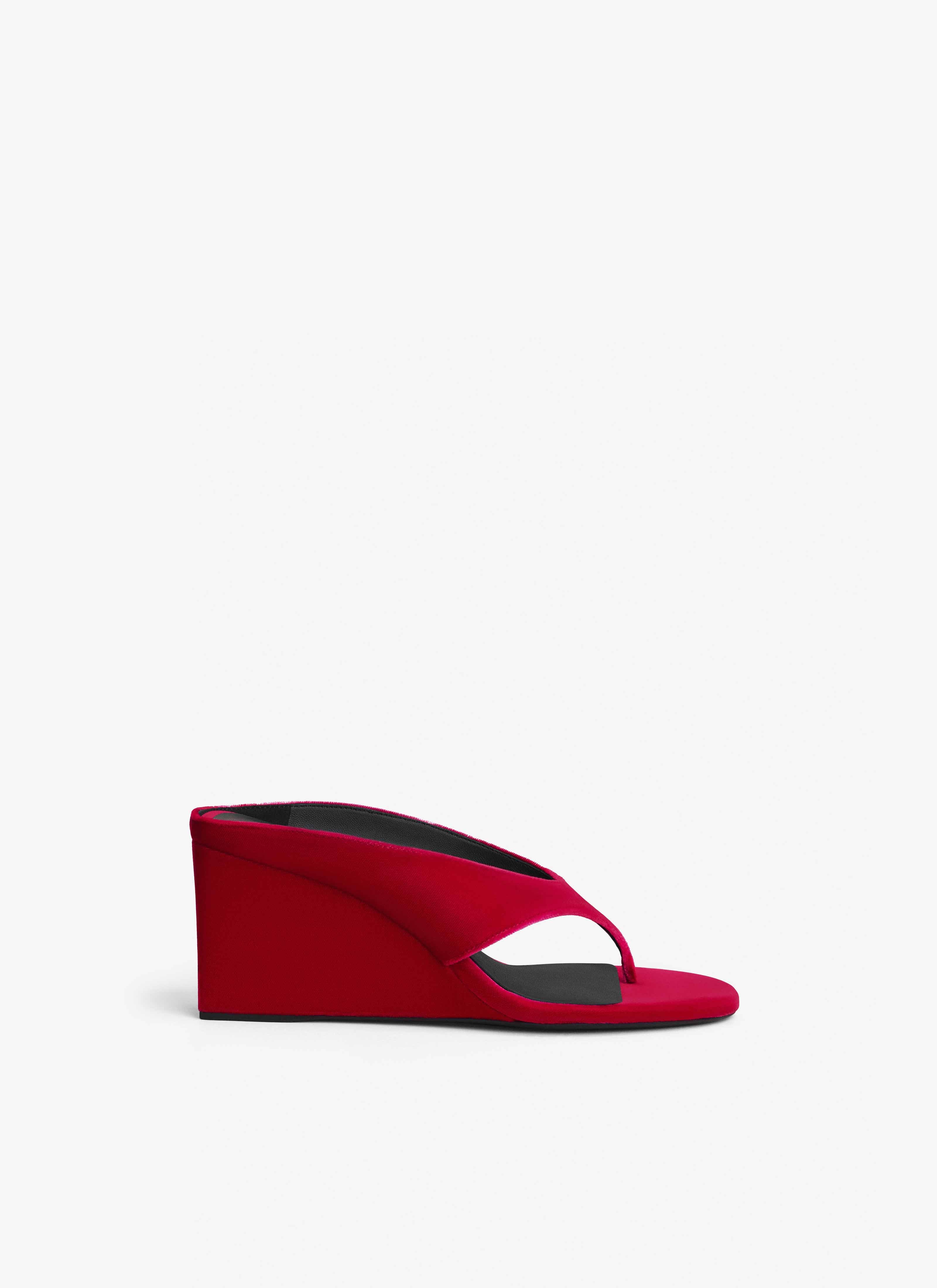 ALAÏA FUCHSIA CUBE THONG MULES IN VELVET