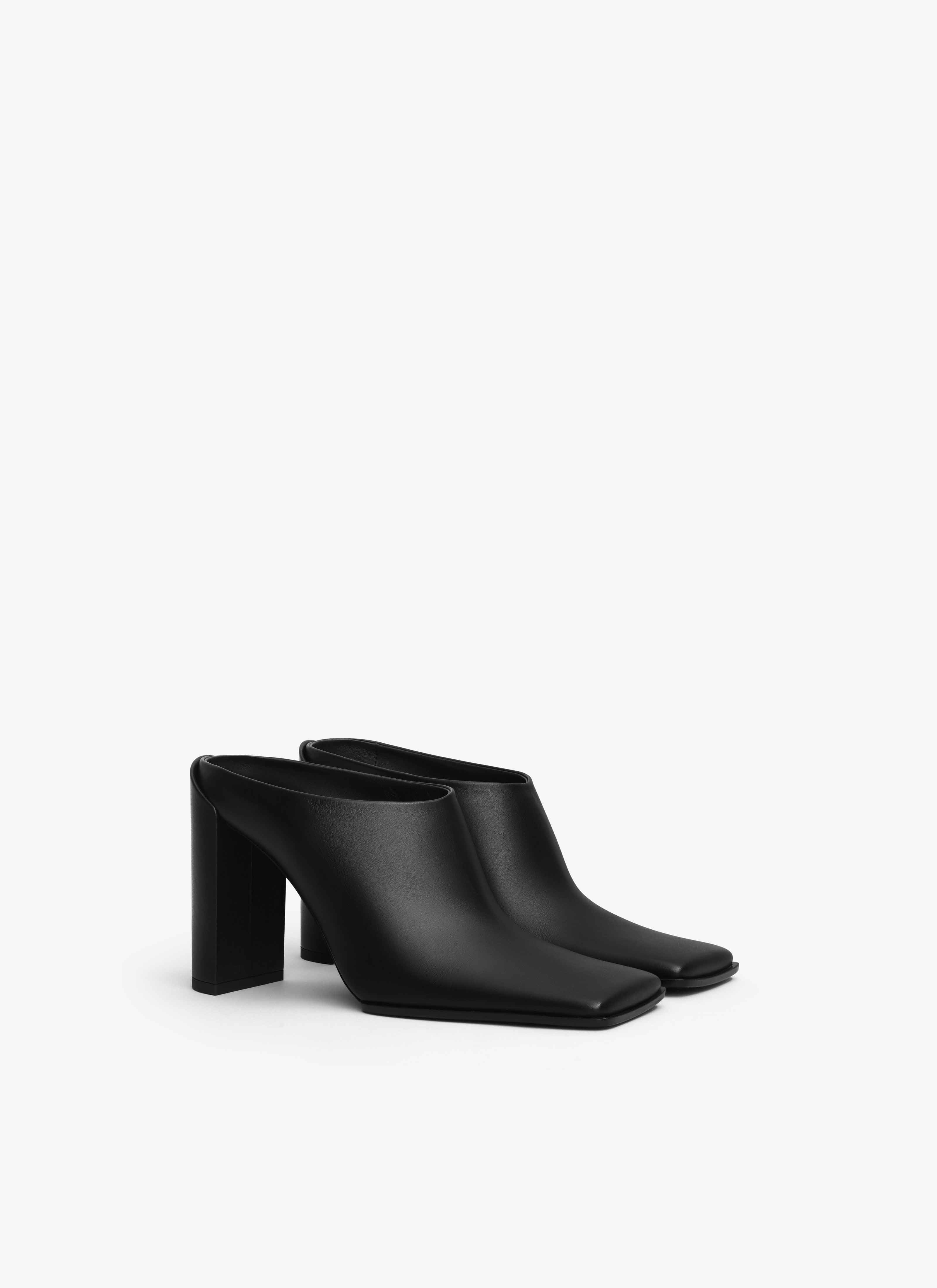 ALAÏA MULES SQUARE EN CUIR NOIR
