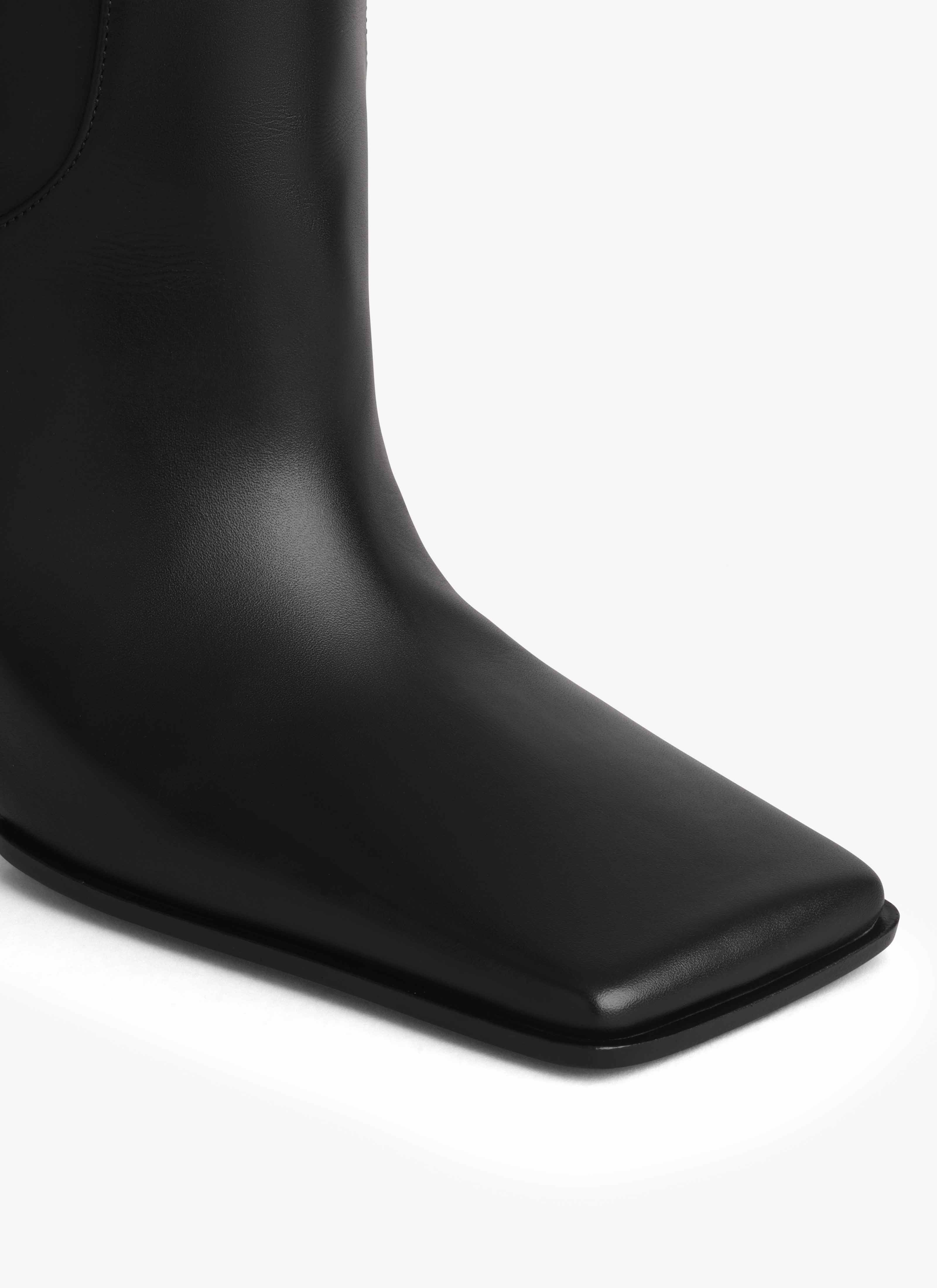 ALAÏA BLACK SQUARE KNEE BOOTS IN CALFSKIN
