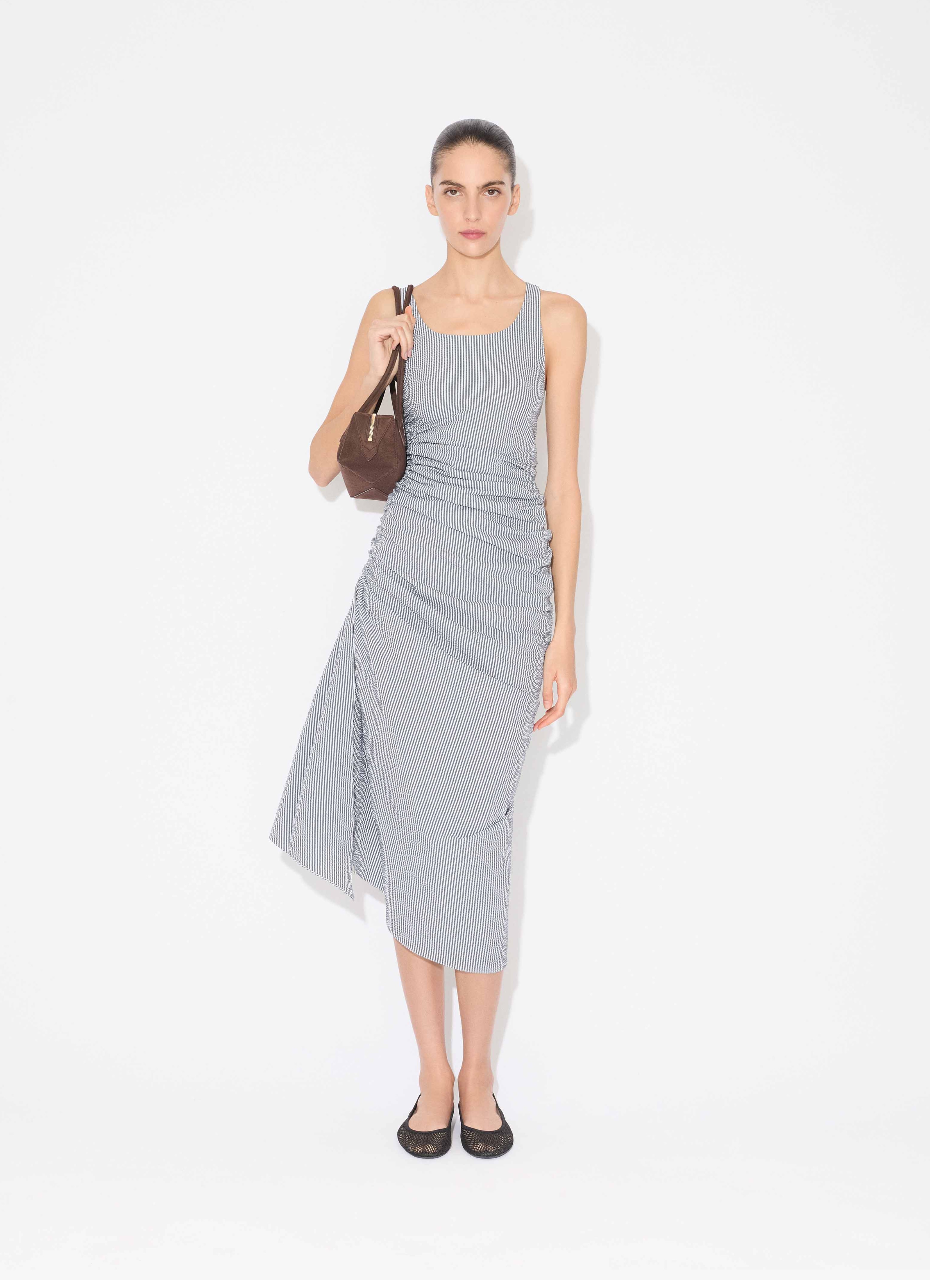 ALAÏA ABITO ARRICCIATO IN SEERSUCKER A RIGHE BIANCO/BLU
