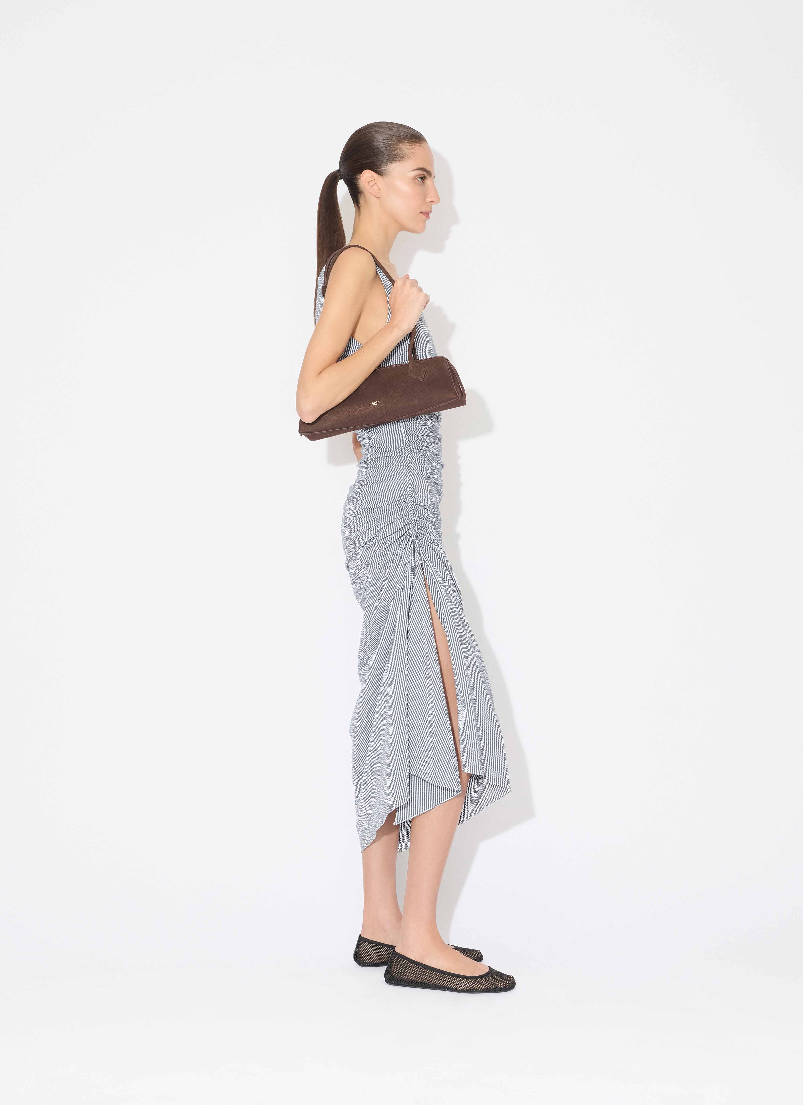 ALAÏA ROBE FRONCÉE EN SEERSUCKER RAYÉ BLANC/BLEU