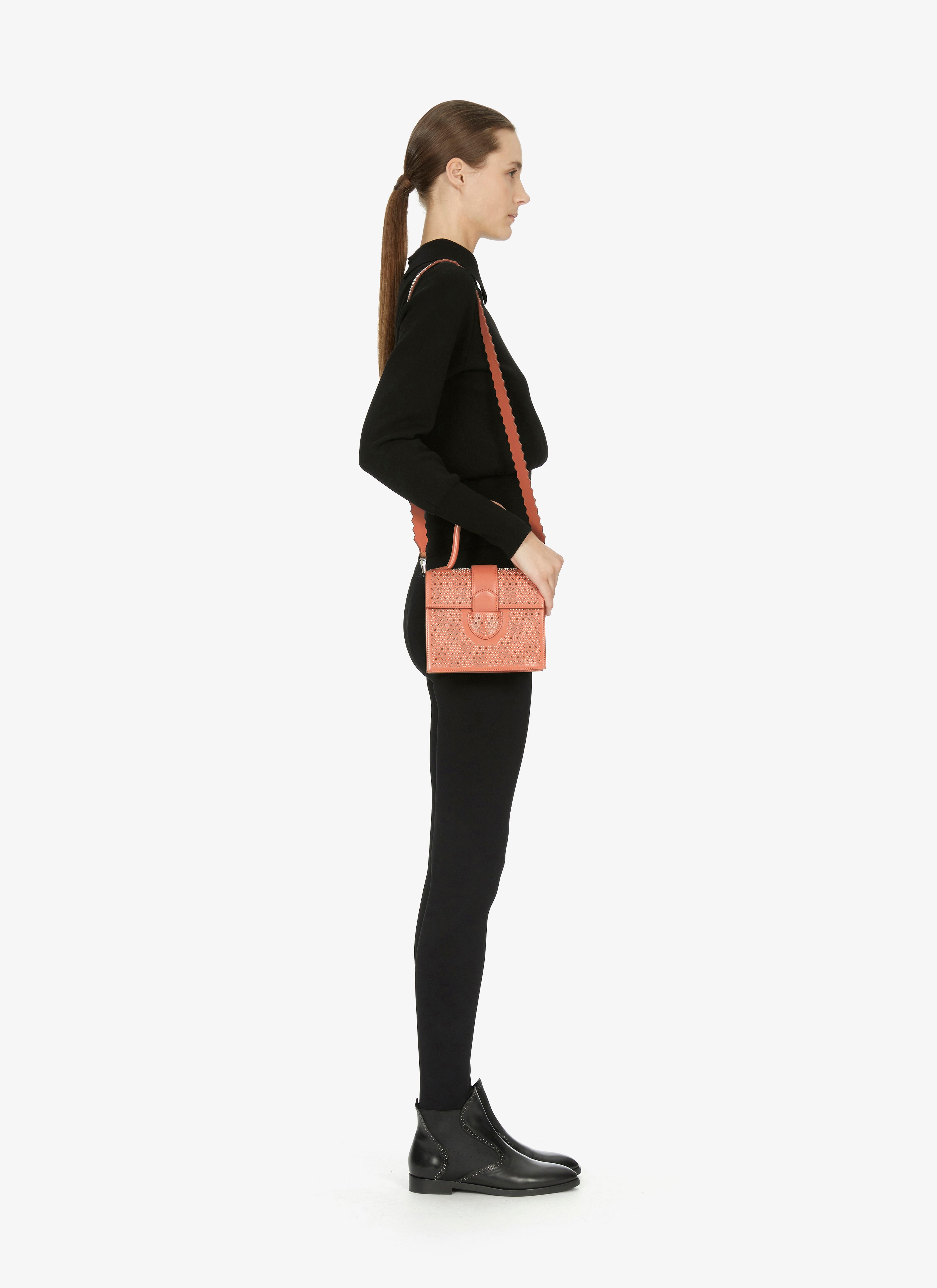 Leonie 19 Handbag
Leonie 19 Handbag
- maison-alaia.com
