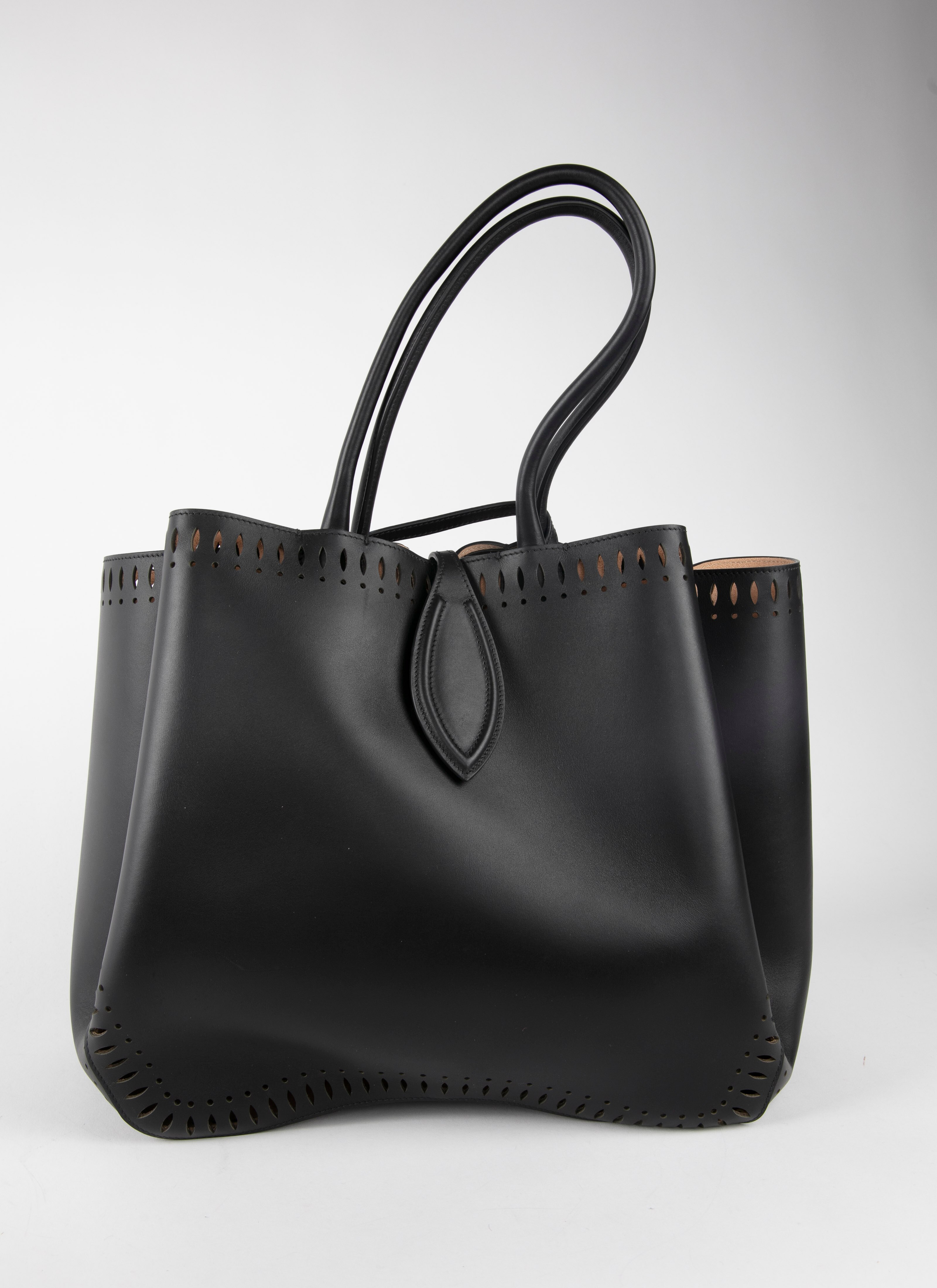 ALAÏA BLACK HANDBAGS