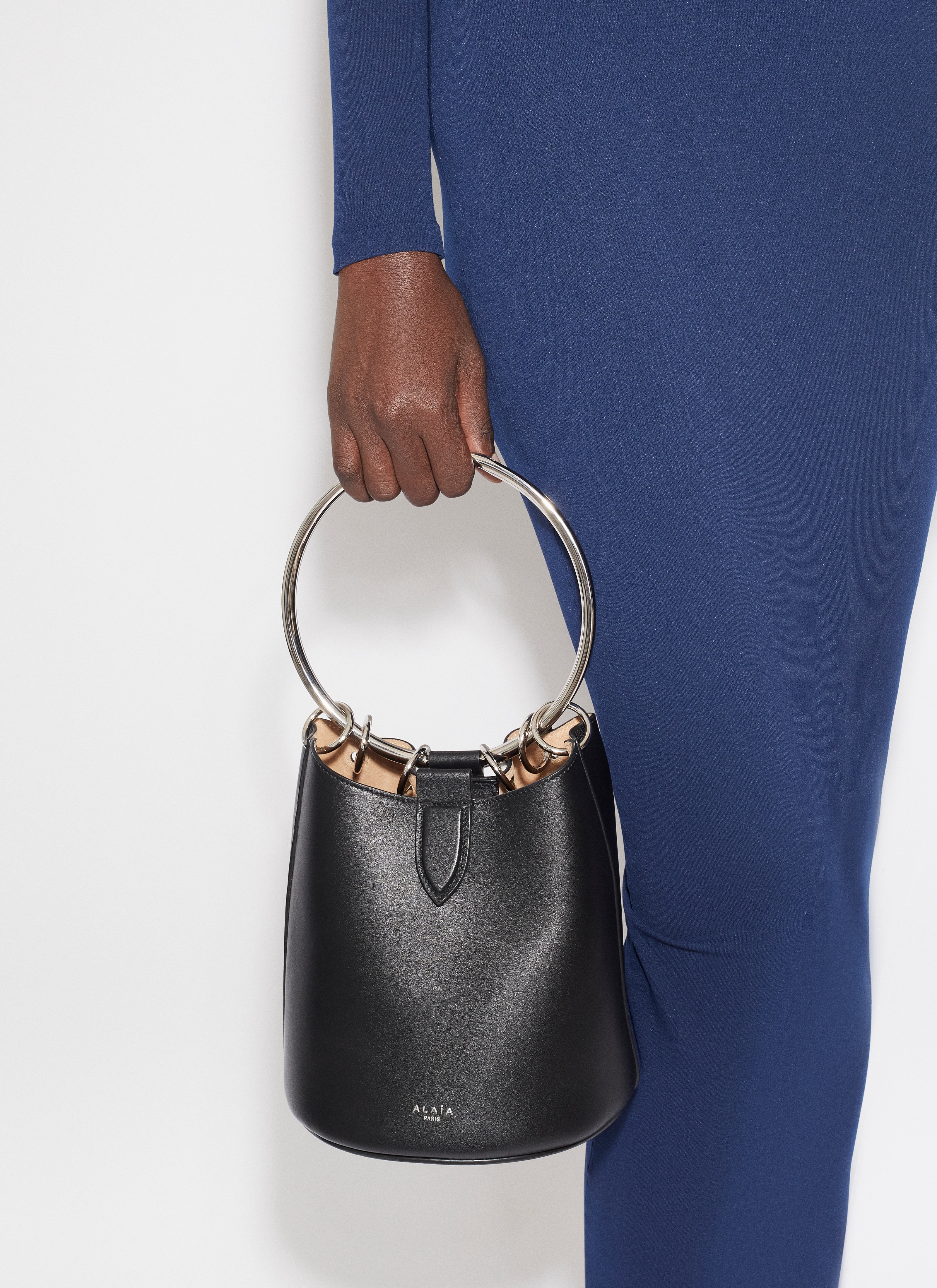 ALAÏA BLACK RING MEDIUM BUCKET BAG IN CALFSKIN