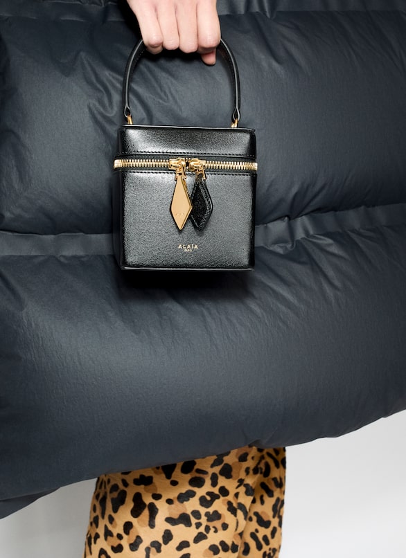 CUBE VANITY CASE IN SHINY GOATSKIN ALAÏA BLACK CUBE VANITY CASE IN SHINY GOATSKIN