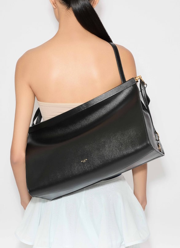 LE CLICK EAST WEST LARGE BAG IN LEATHER ALAÏA BLACK LE CLICK EAST WEST LARGE BAG IN LEATHER