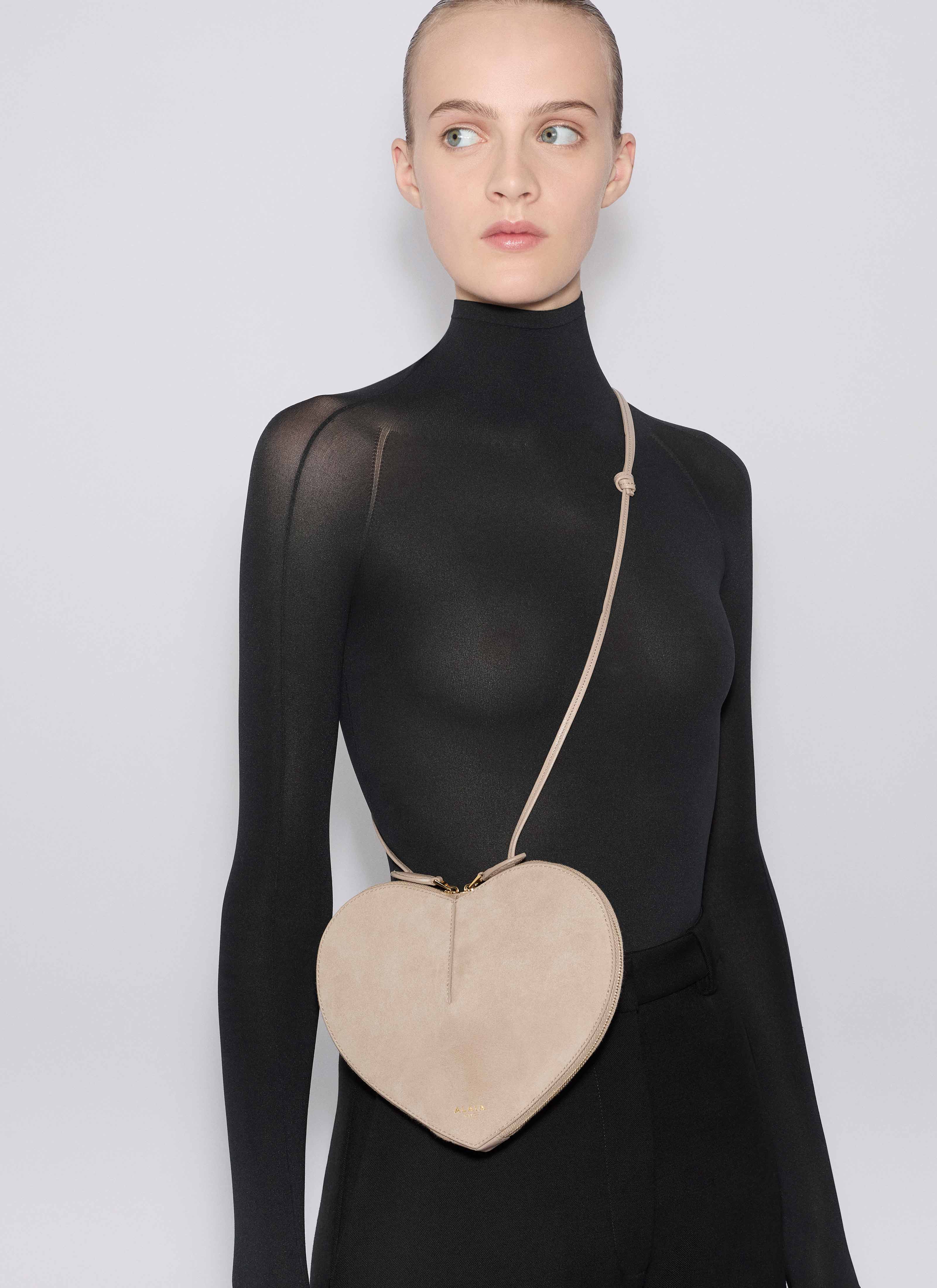 ALAÏA GREIGE BOLSO LE CŒUR BIMATERIAL DE PIEL