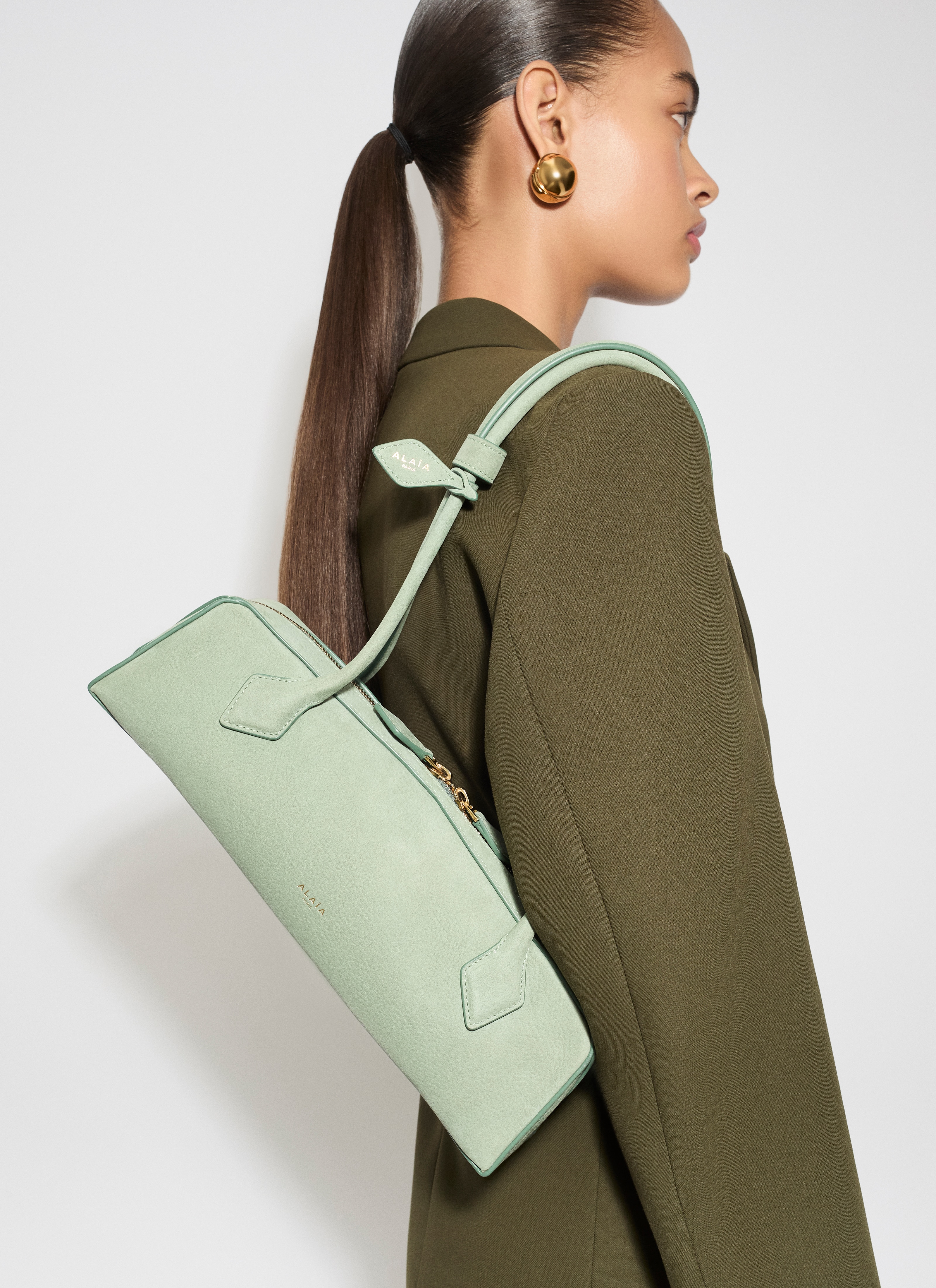 ALAÏA SALBEIGRÜN MITTELGROSSE TASCHE LE TECKEL AUS NUBUKLEDER