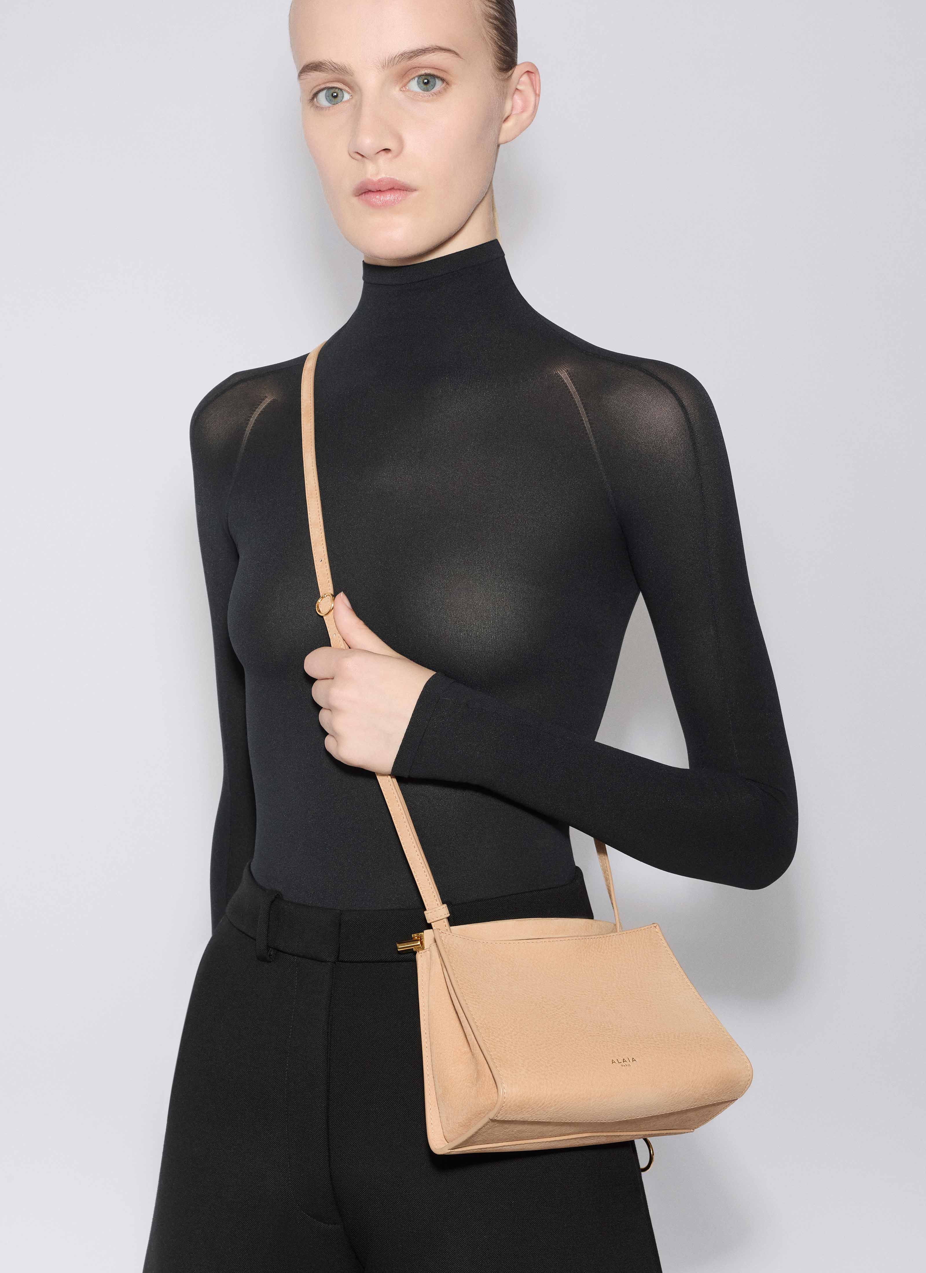 ALAÏA DESERT LE CLICK SMALL SQUARE BAG IN NUBUCK 