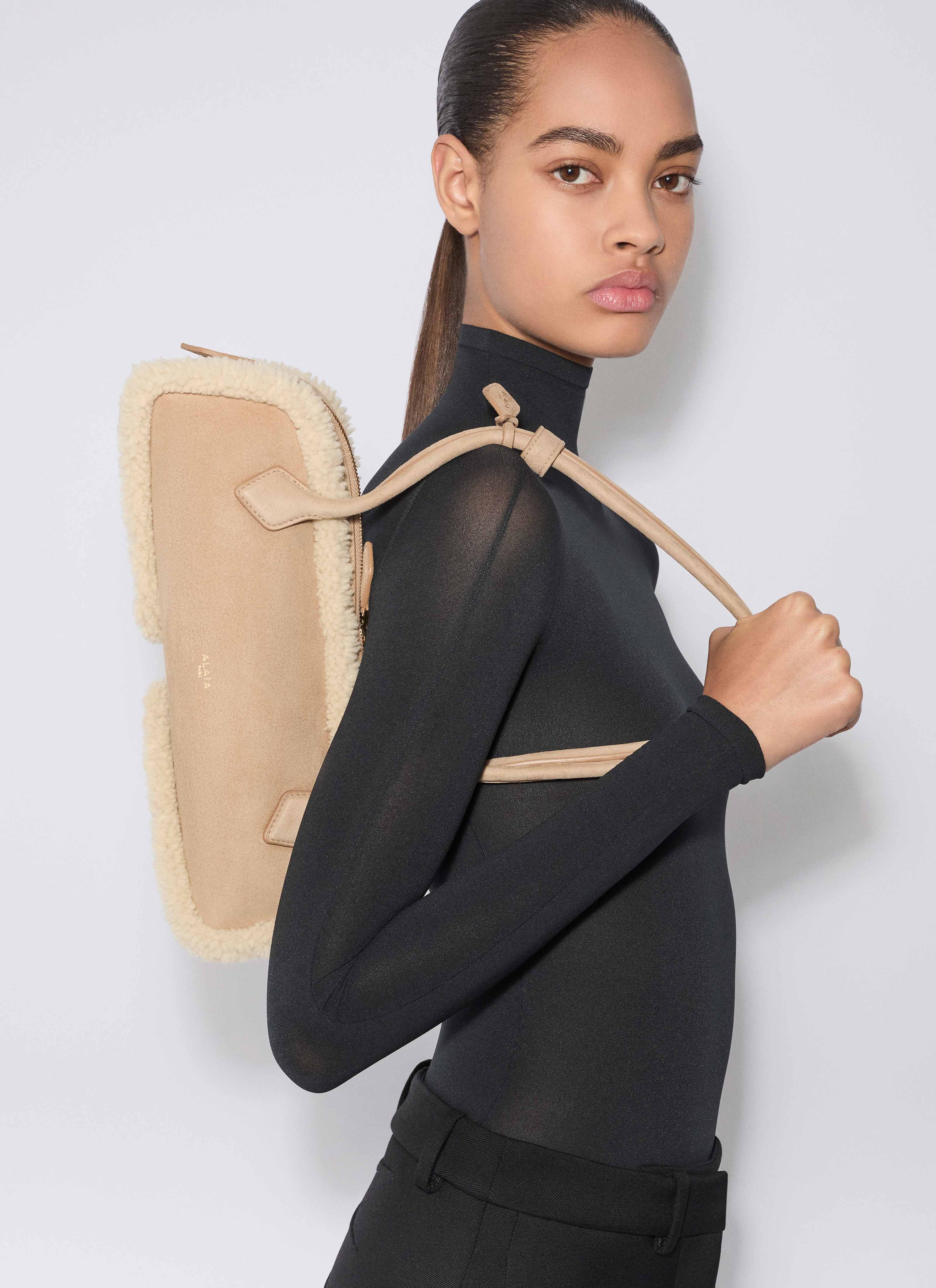 ALAÏA CAMEL LE TECKEL MEDIUM BAG IN MERINO SHEARLING