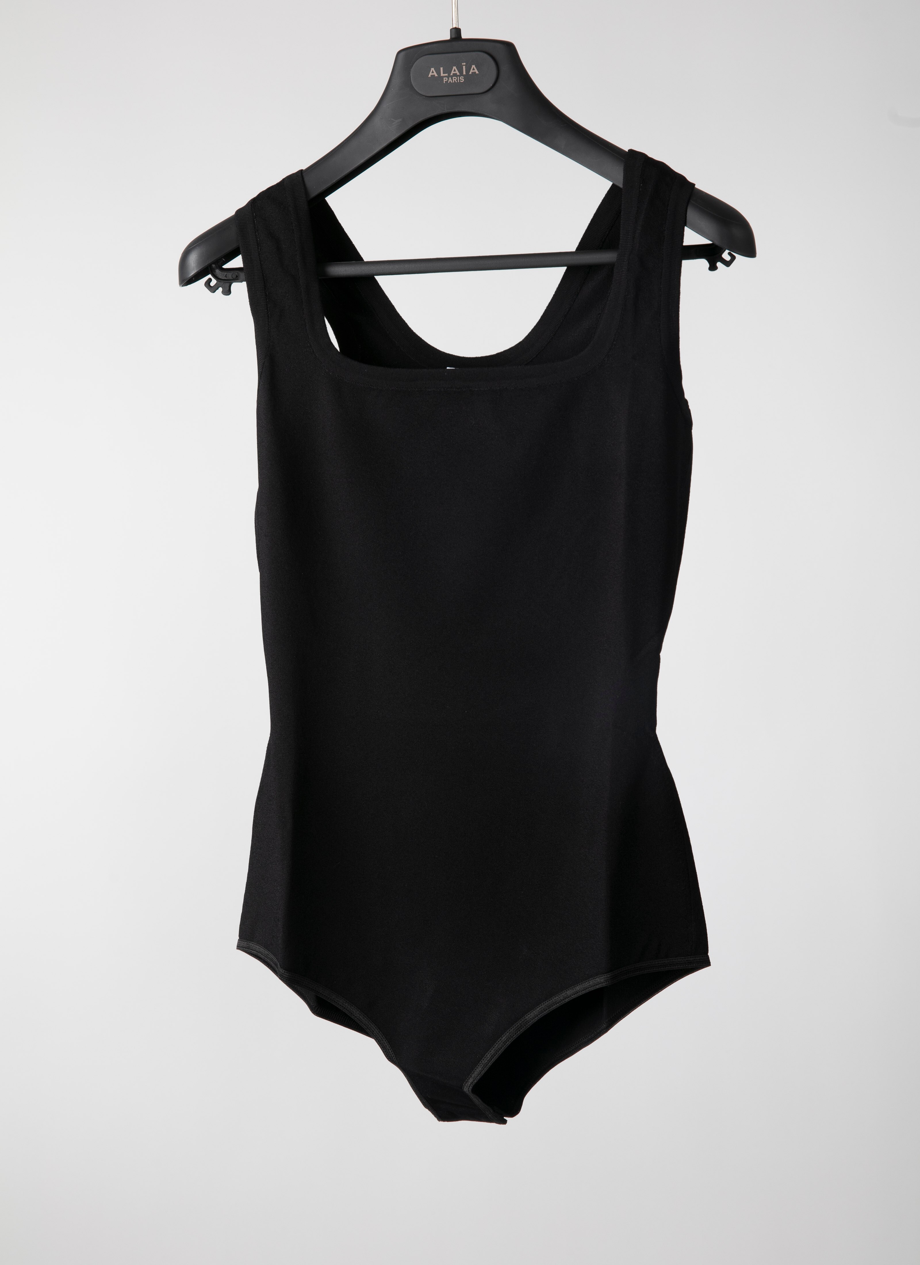 ALAÏA 블랙 스쿠프 네크라인 슬리브리스 바디수트
