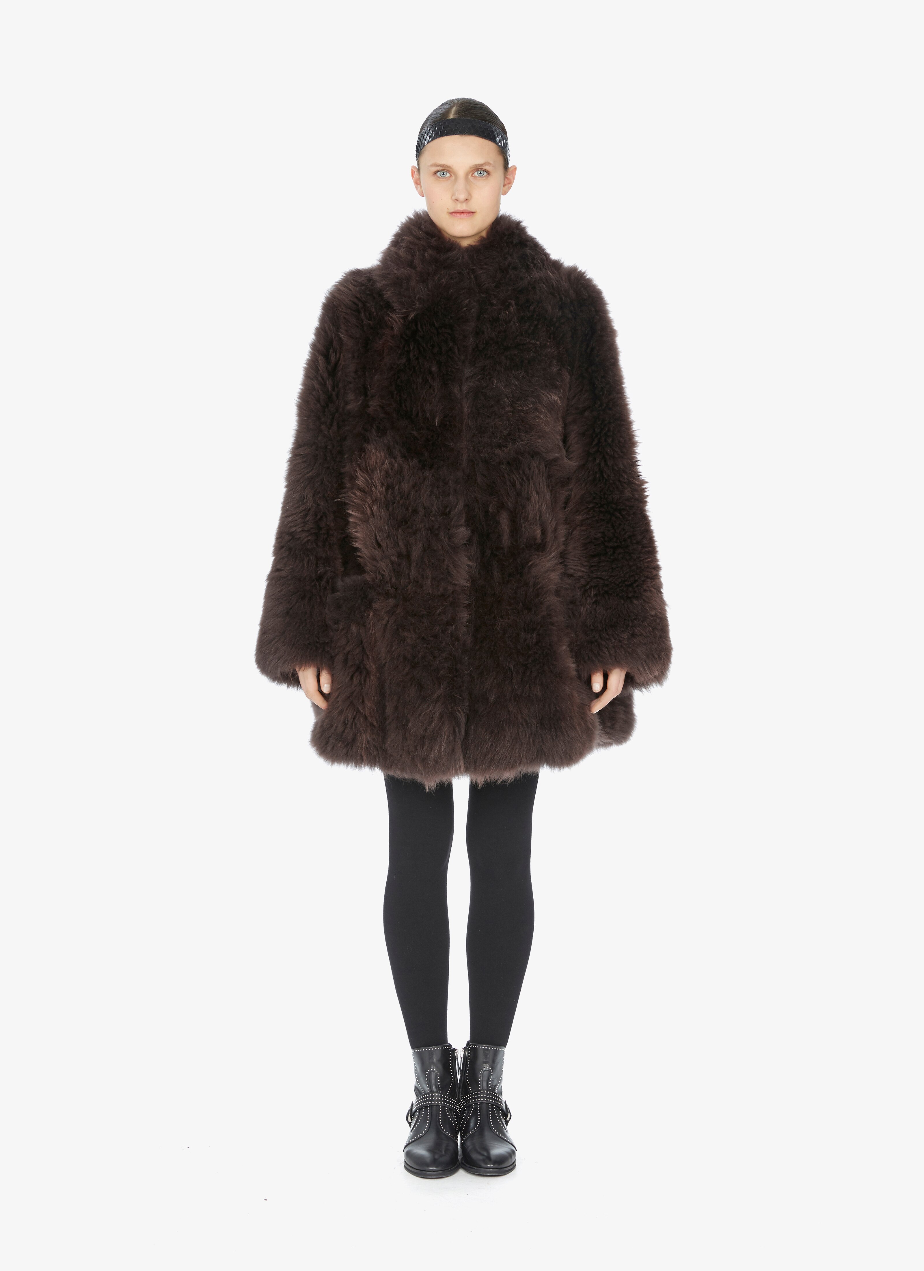 Enveloping Cashmere Coat
Enveloping Cashmere Coat
- maison-alaia.com