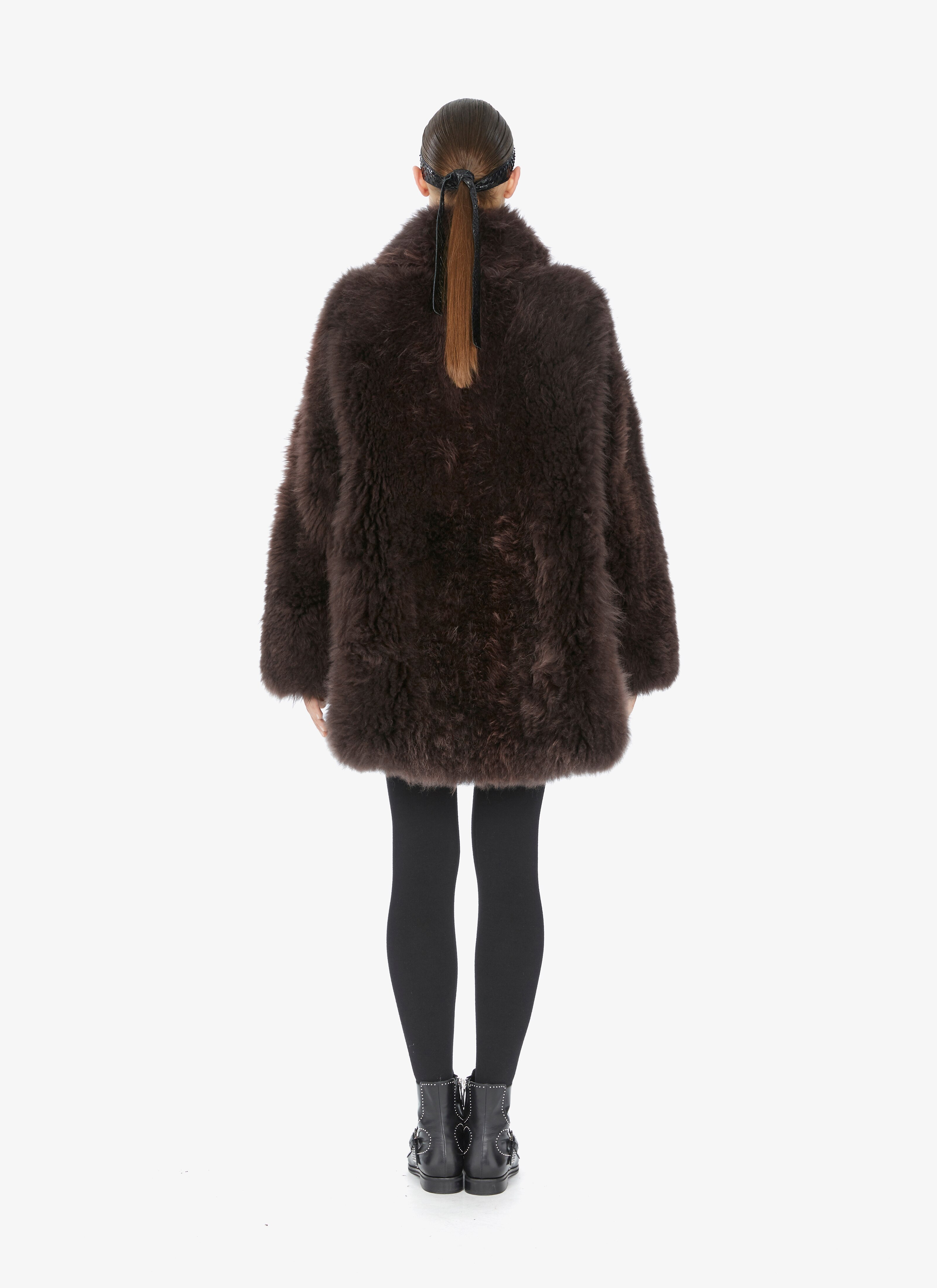 Enveloping Cashmere Coat
Enveloping Cashmere Coat
- maison-alaia.com