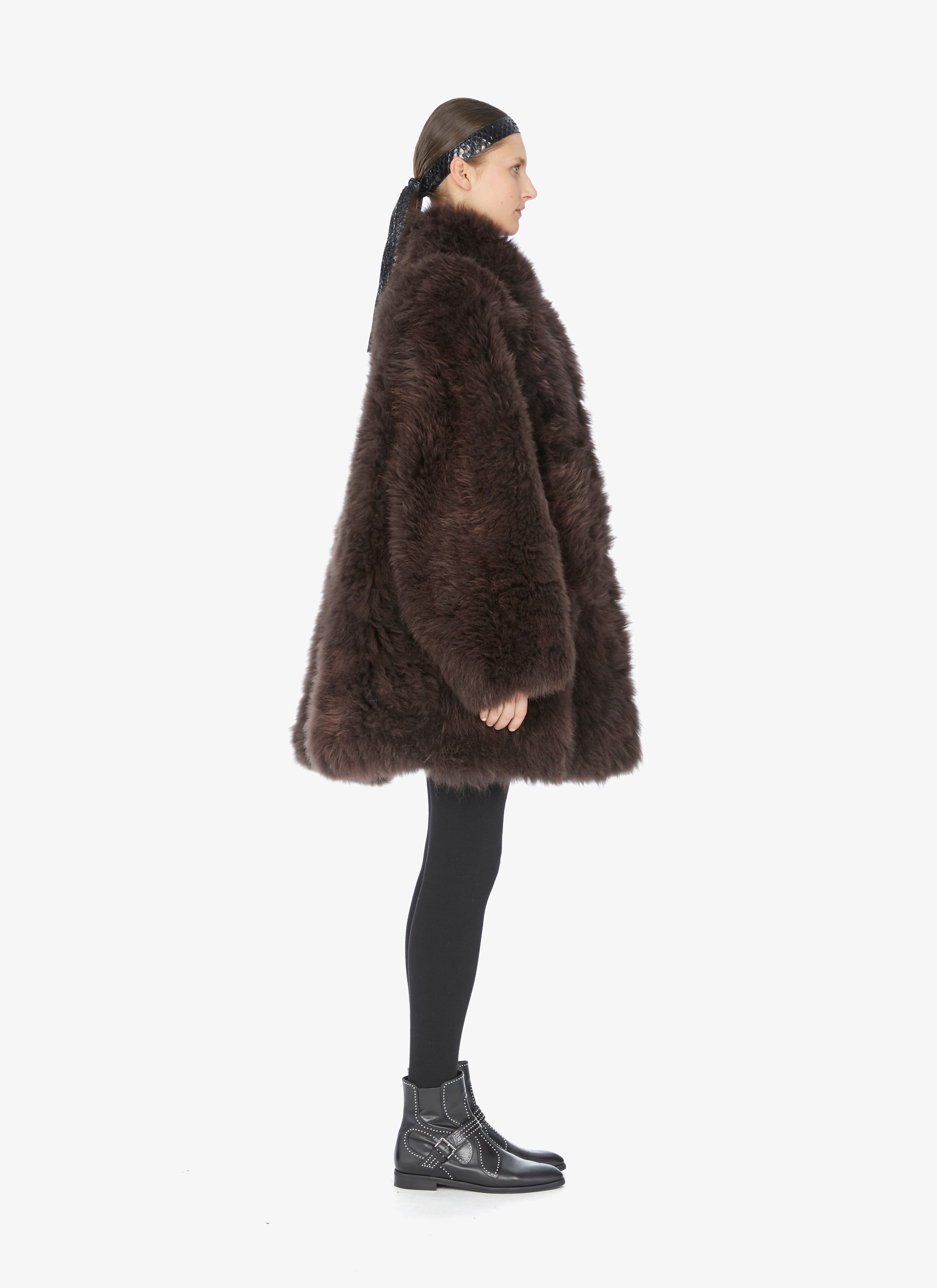Enveloping Cashmere Coat
Enveloping Cashmere Coat
- maison-alaia.com