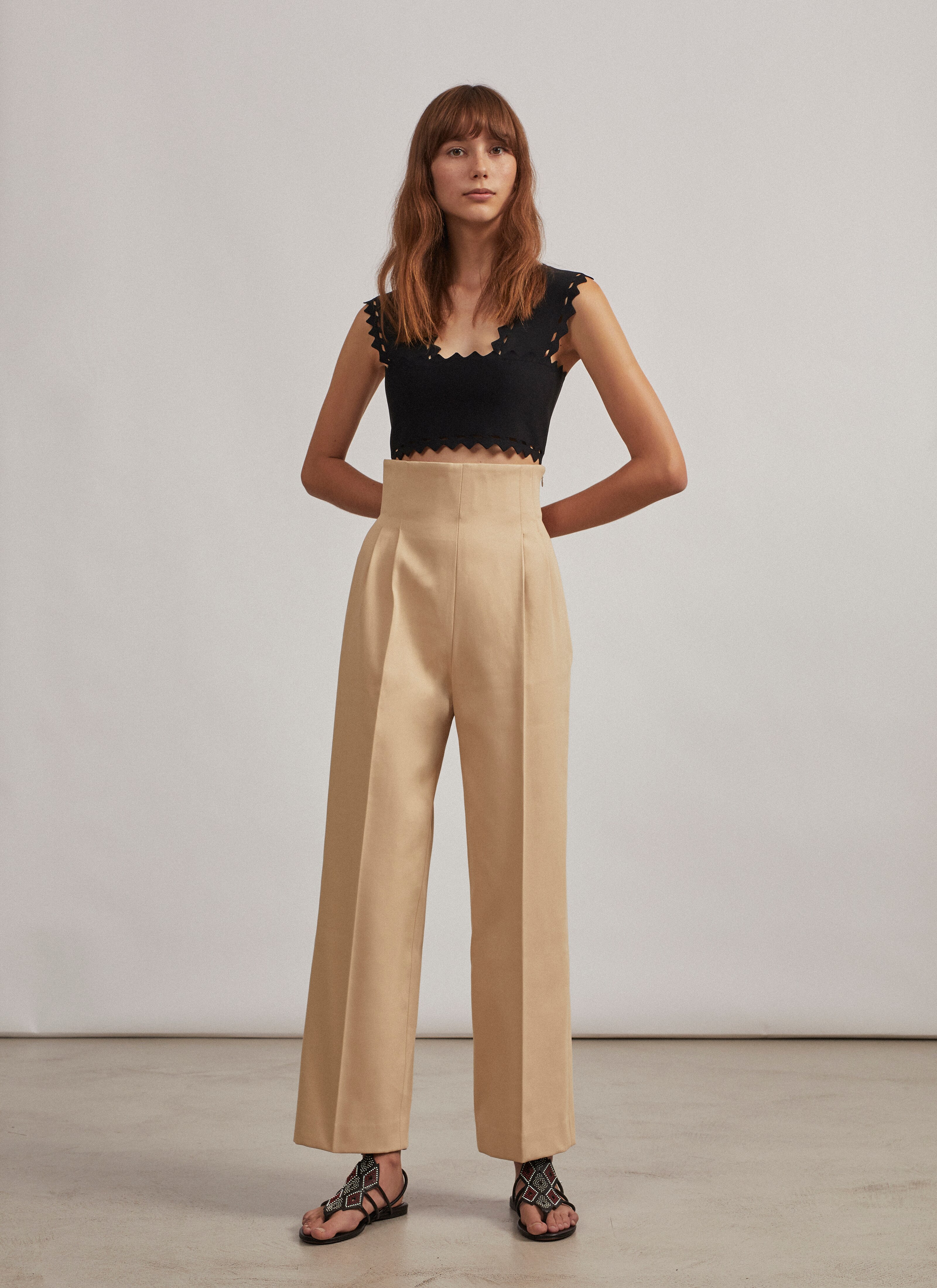 ALAÏA TOP COURT EN MAILLE STRETCH  NOIR