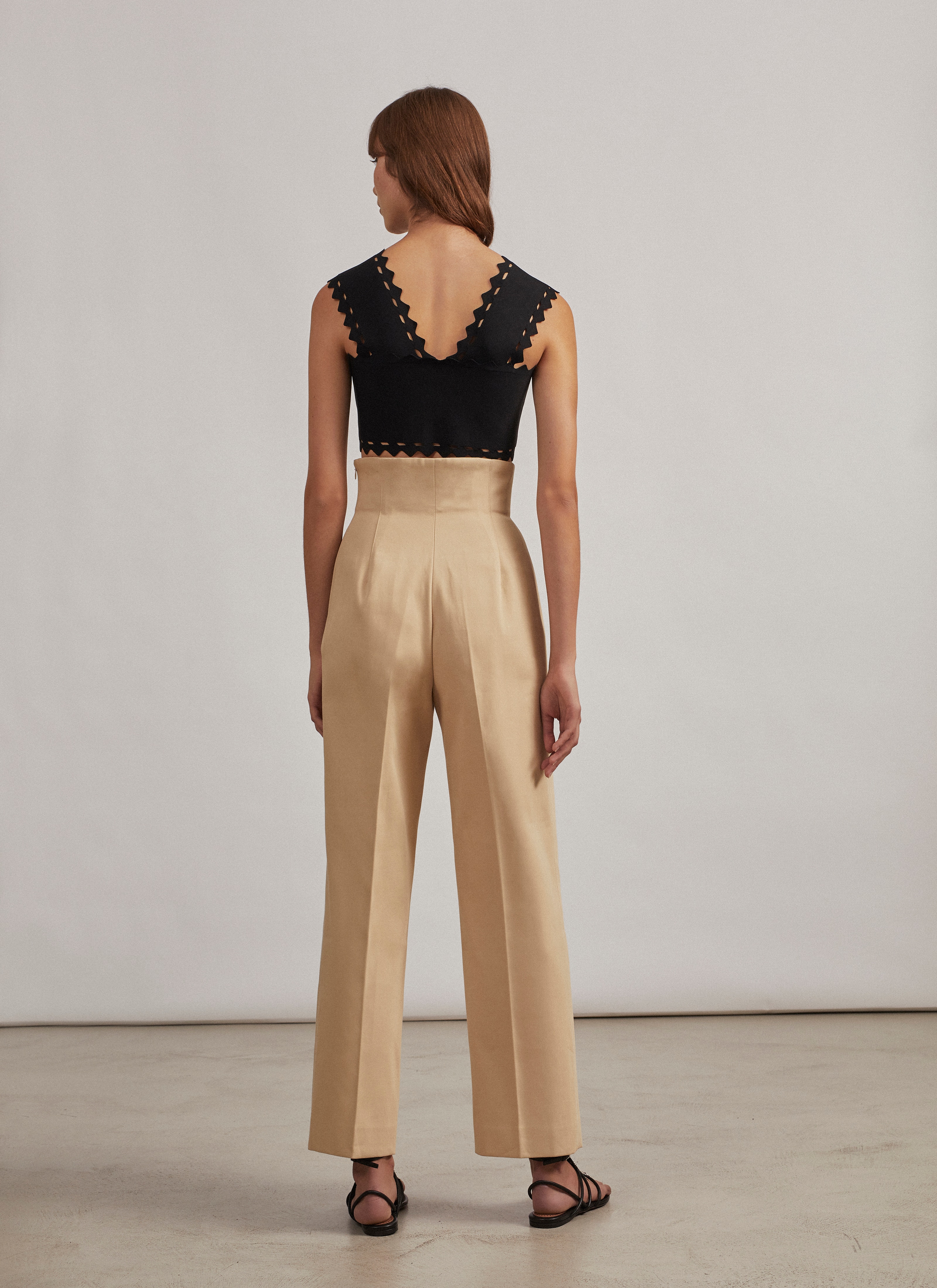 ALAÏA TOP COURT EN MAILLE STRETCH  NOIR
