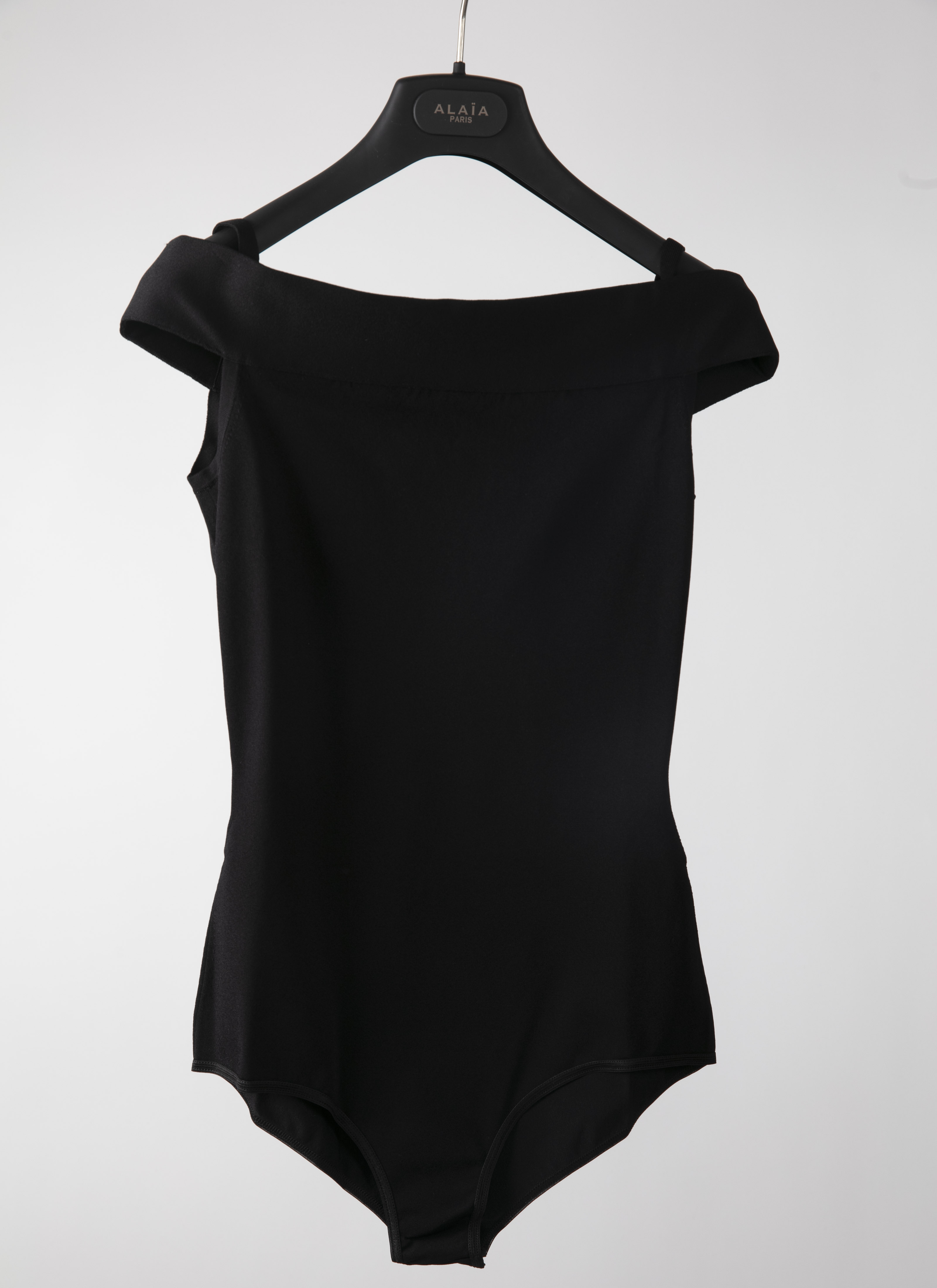 ALAÏA ブラック ニット ベアショルダーボディスーツ 