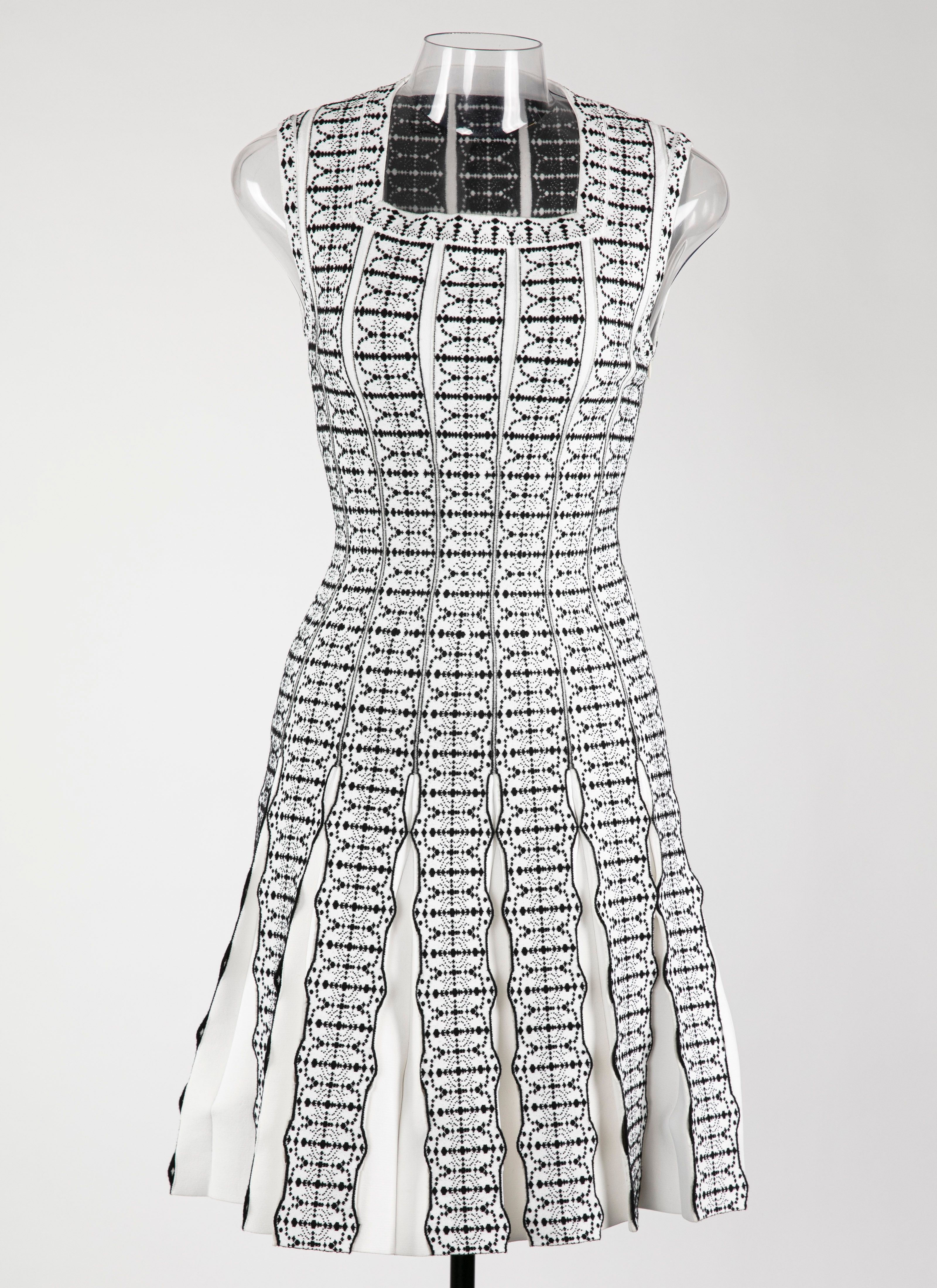 ALAÏA WHITE/BLACK SLEEVELESS DRESS SIDI BOU SAID PLISSE WHITE/BLACK