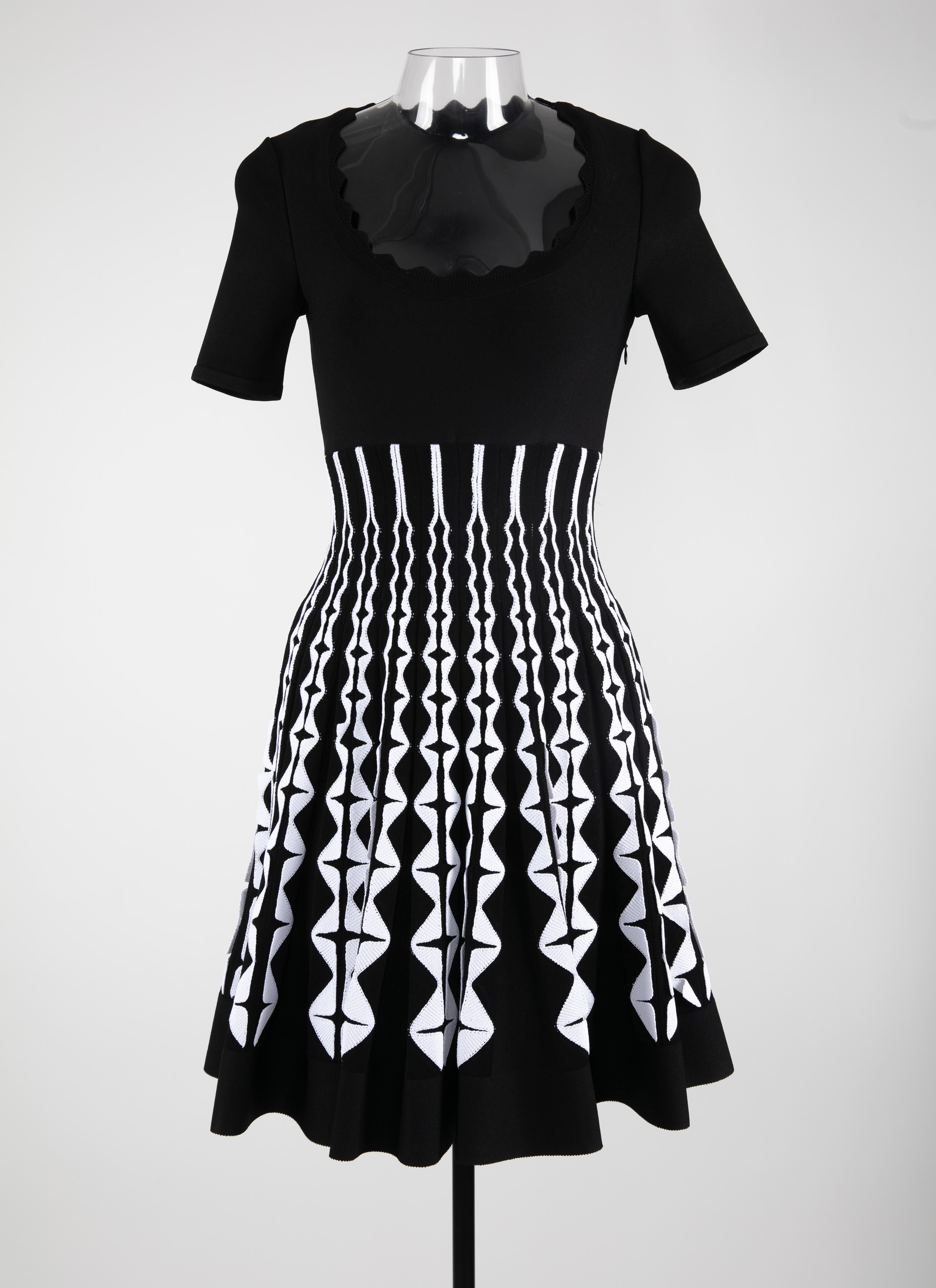 ALAÏA BLACK/WHITE DRESSES