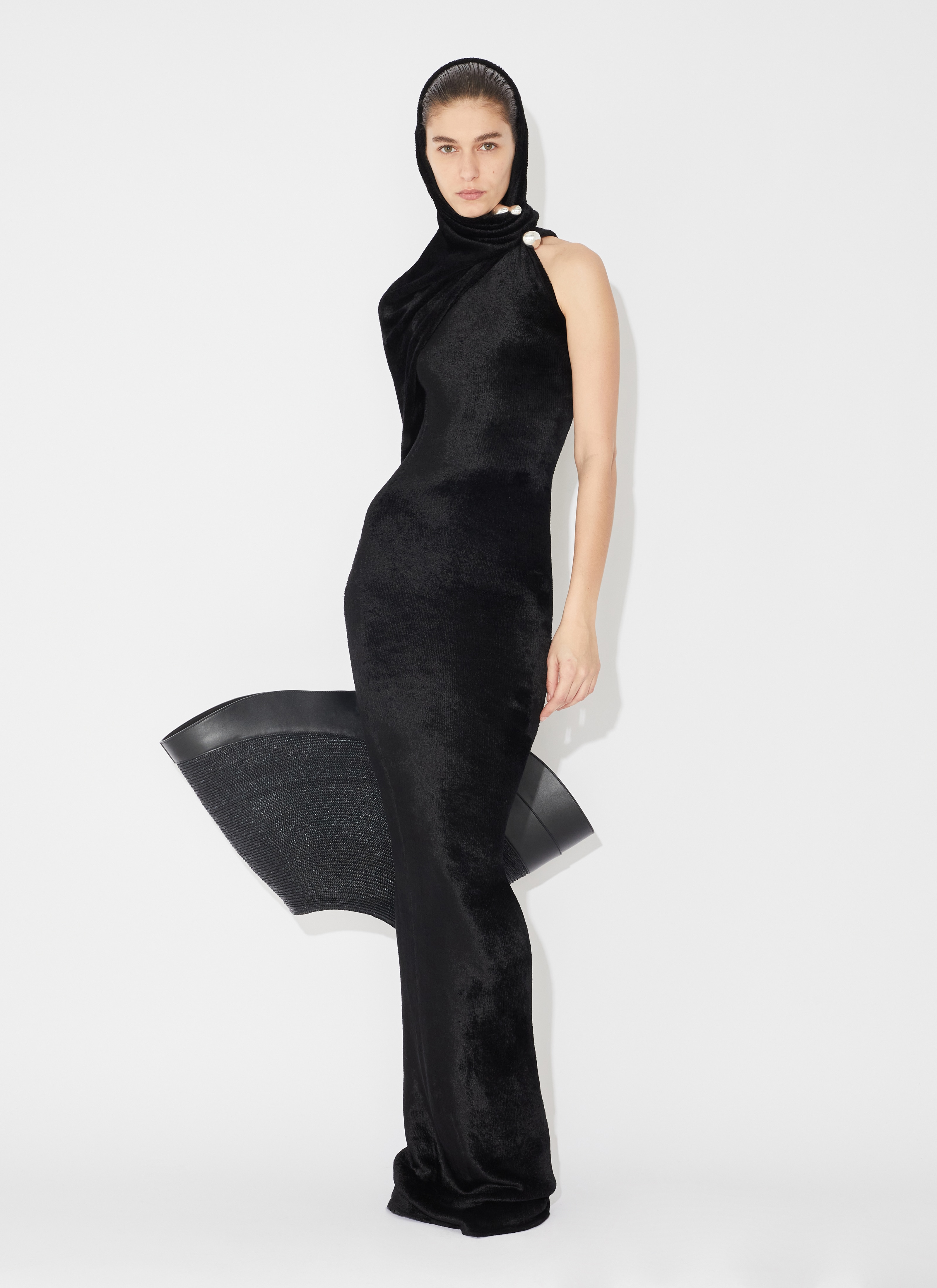 ALAÏA SCHWARZ KAPUZENKLEID AUS GLÄNZENDEM SAMT