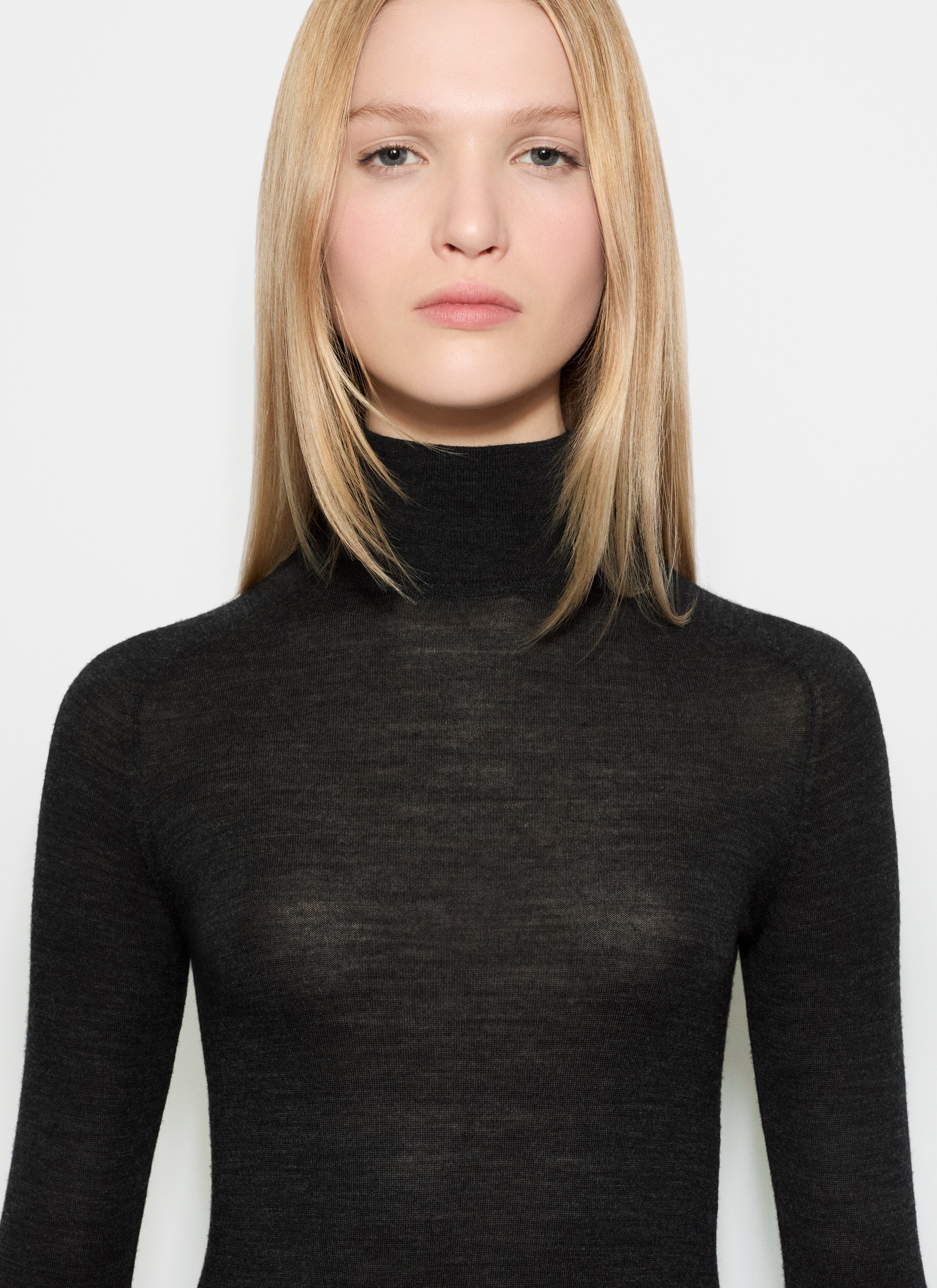ALAÏA SCHWARZ FIGURBETONTES STRICKKLEID MIT POMPON-MANSCHETTEN
