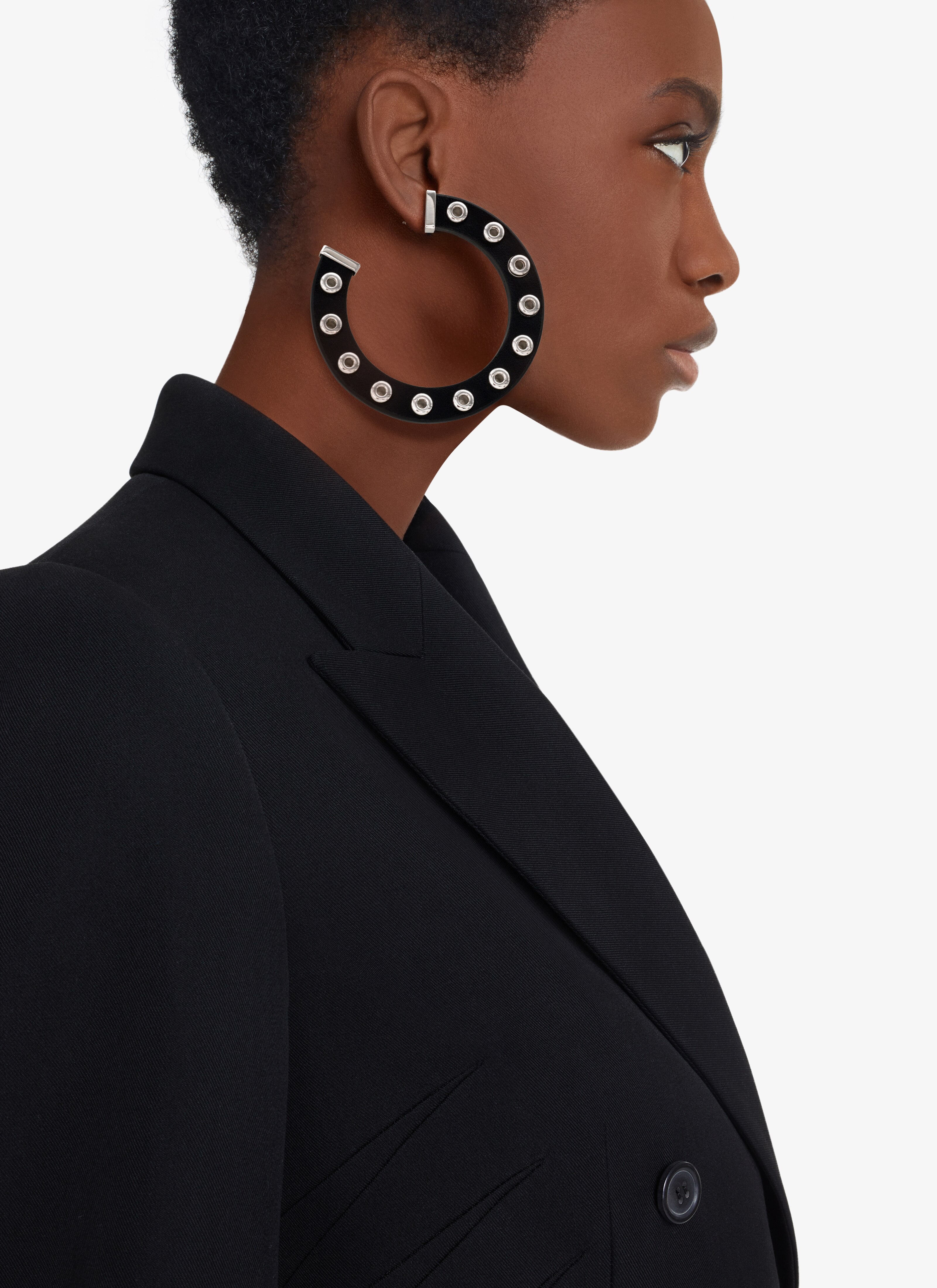 ALAÏA BOUCLES D'OREILLES EN CUIR À ŒILLETS NOIR
