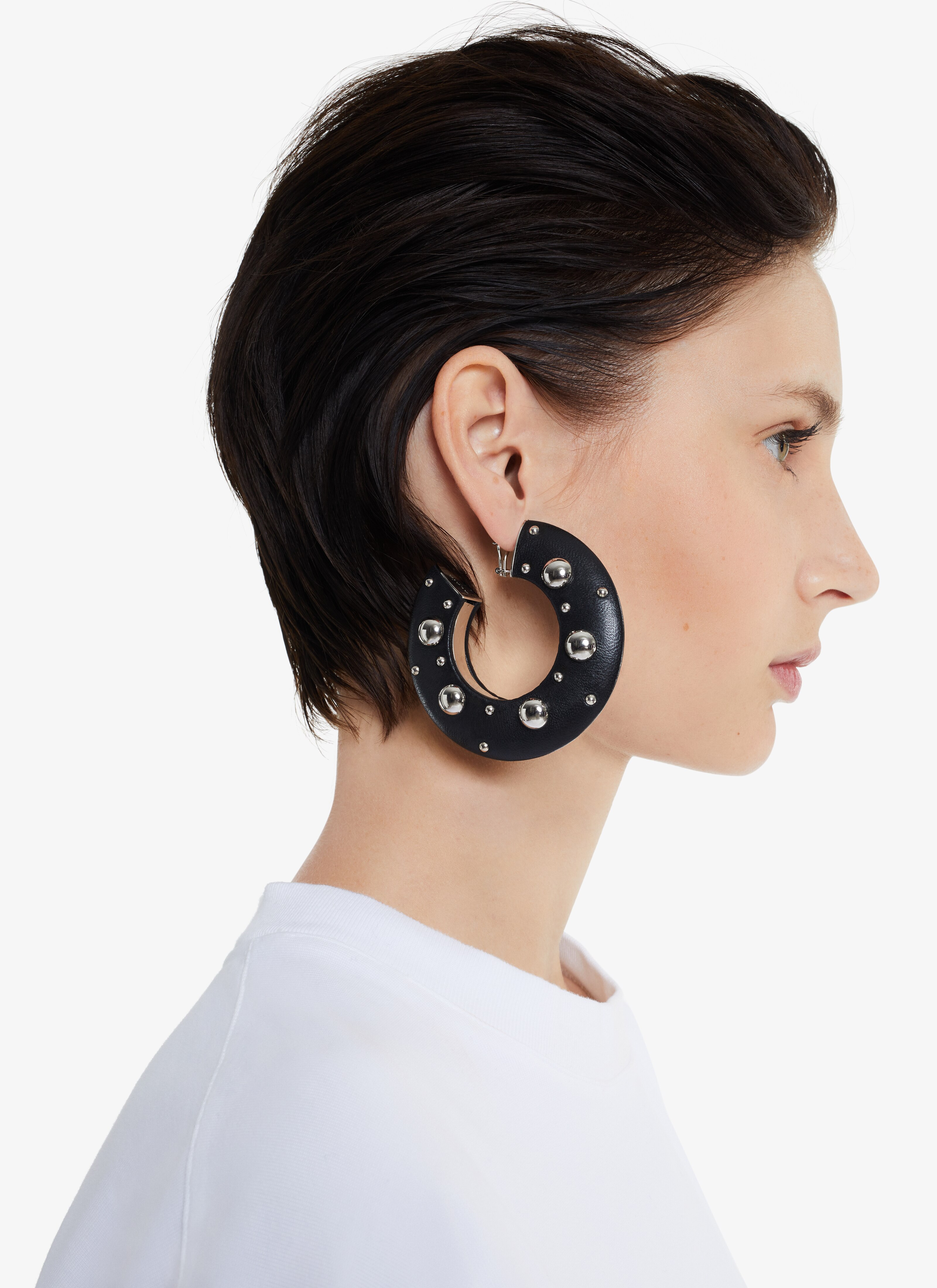 ALAÏA ブラック スタッズレザー イヤリング