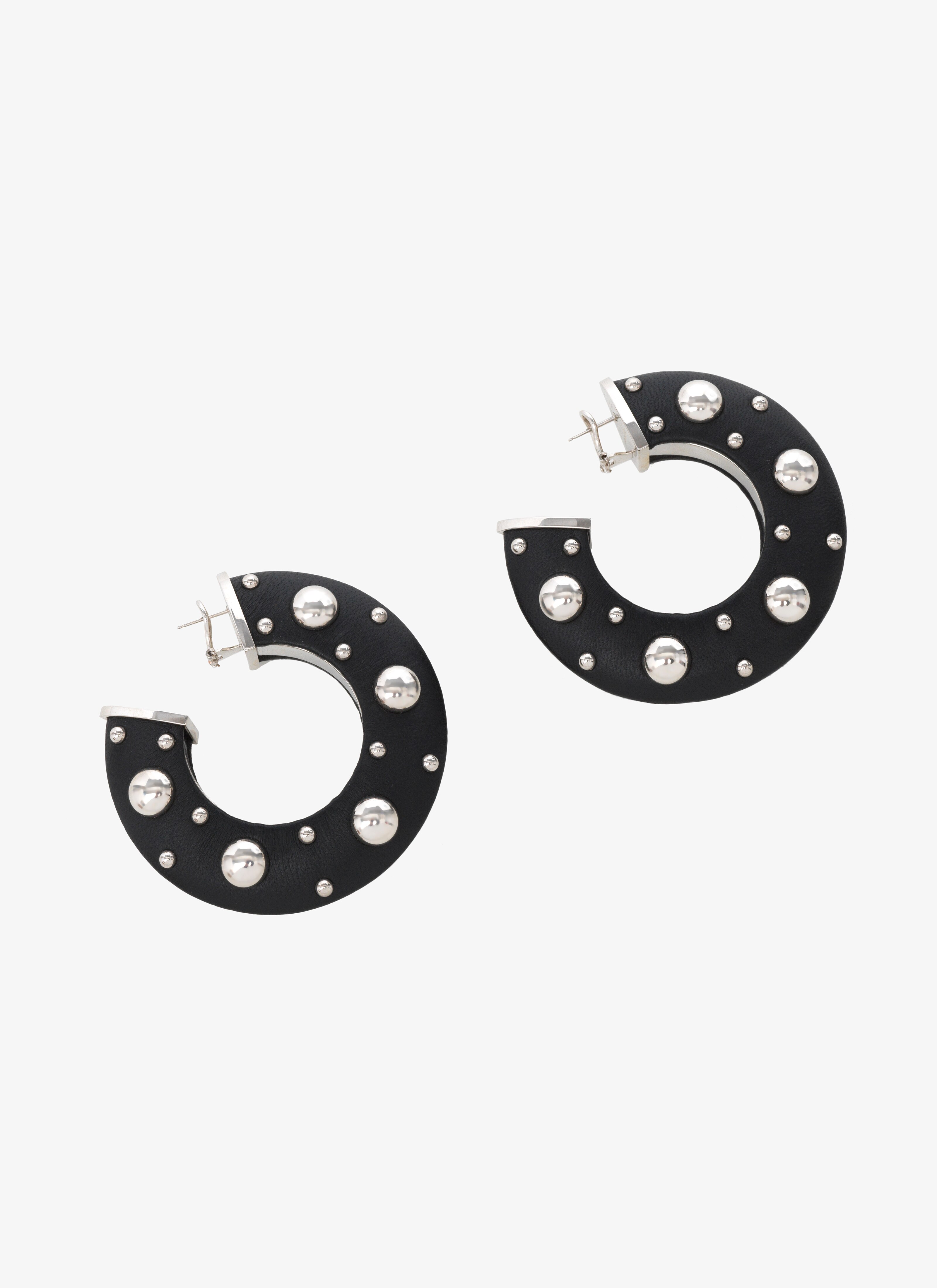 ALAÏA ブラック スタッズレザー イヤリング