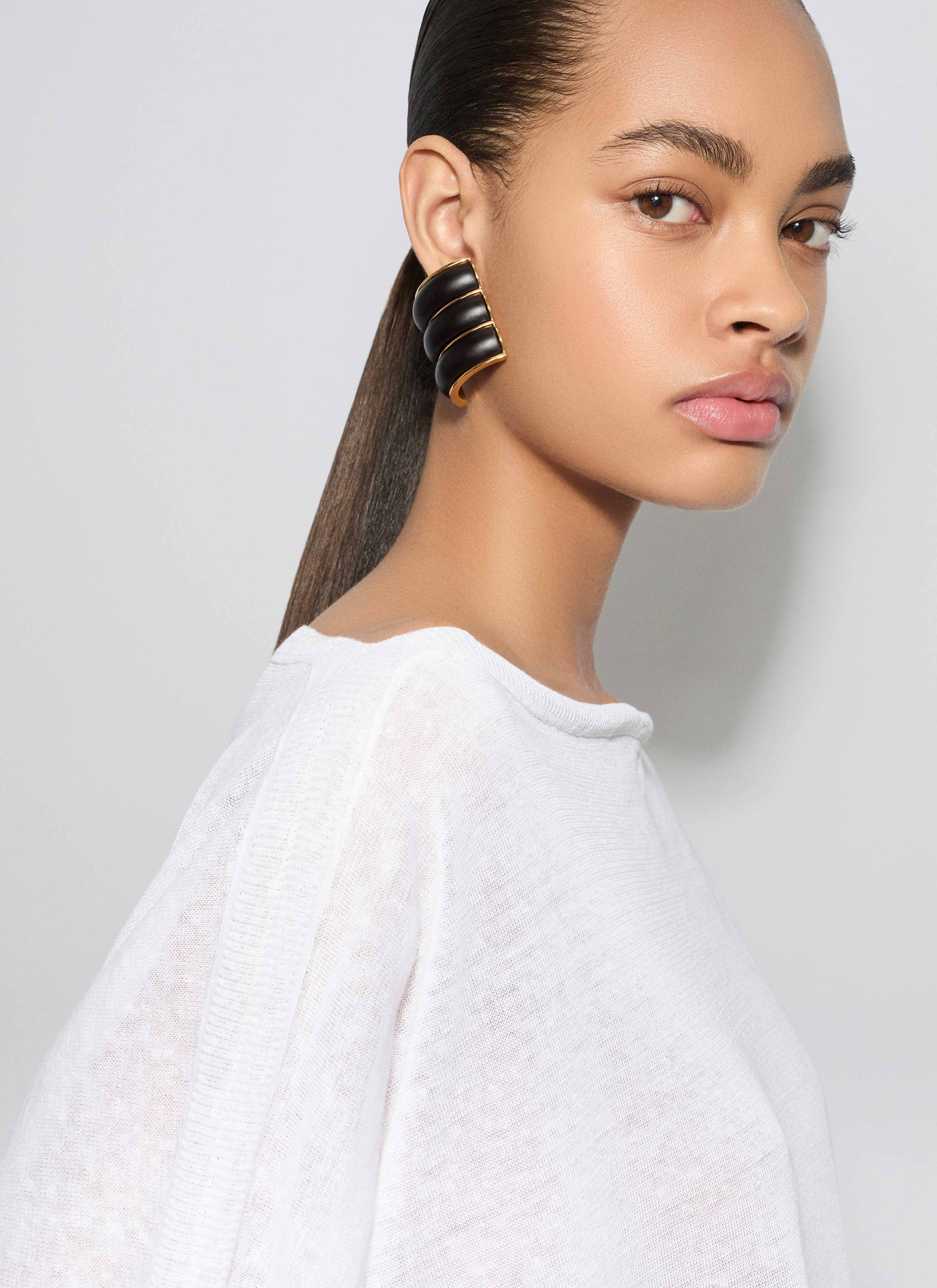 ALAÏA ORECCHINI A CLIP BUMPER MARRONE