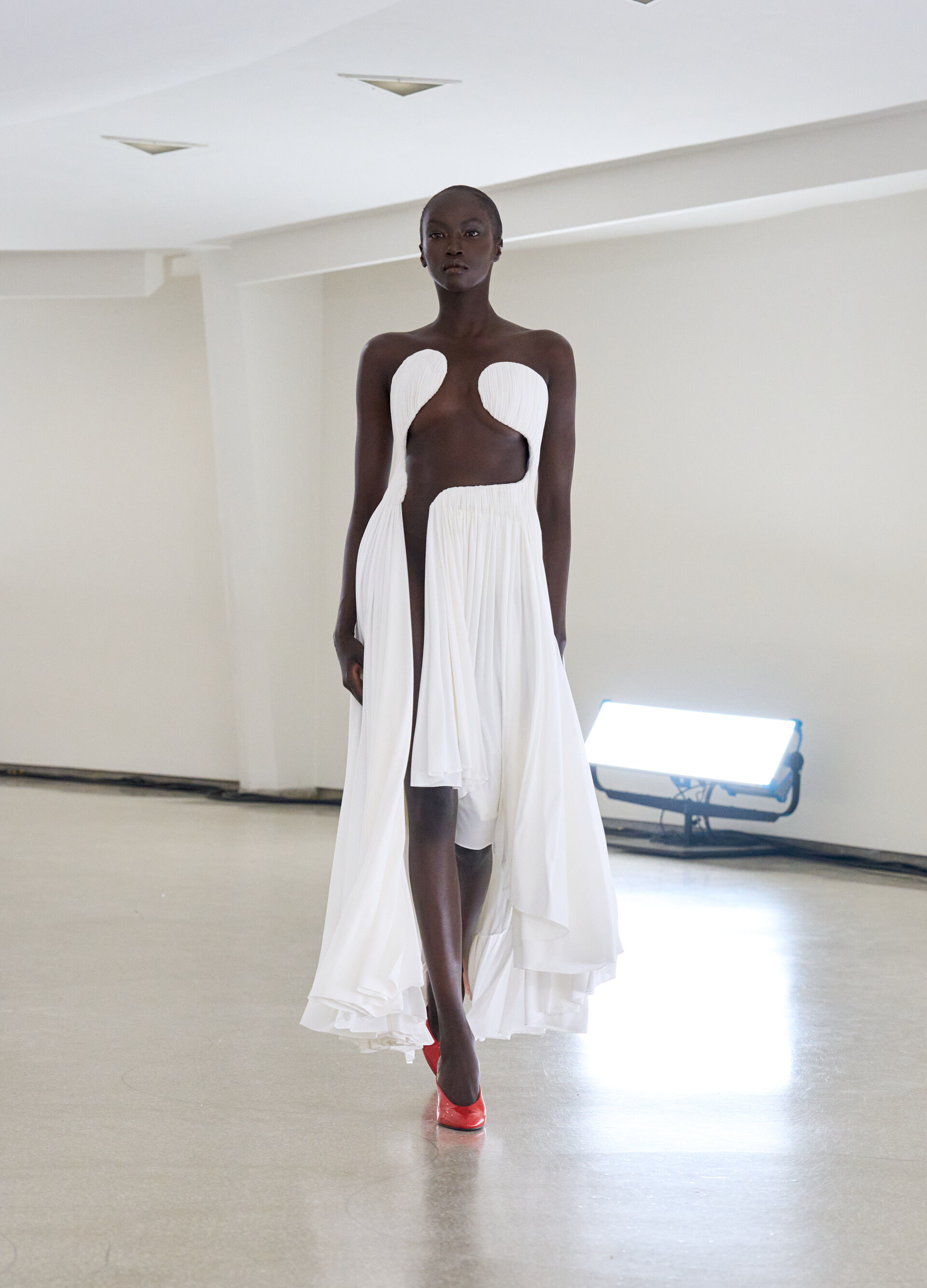 【SS25】ALAIA ペプラムTシャツ ALAÏA WS25 Show | Winter Spring 2025 collection | ALAÏA QA