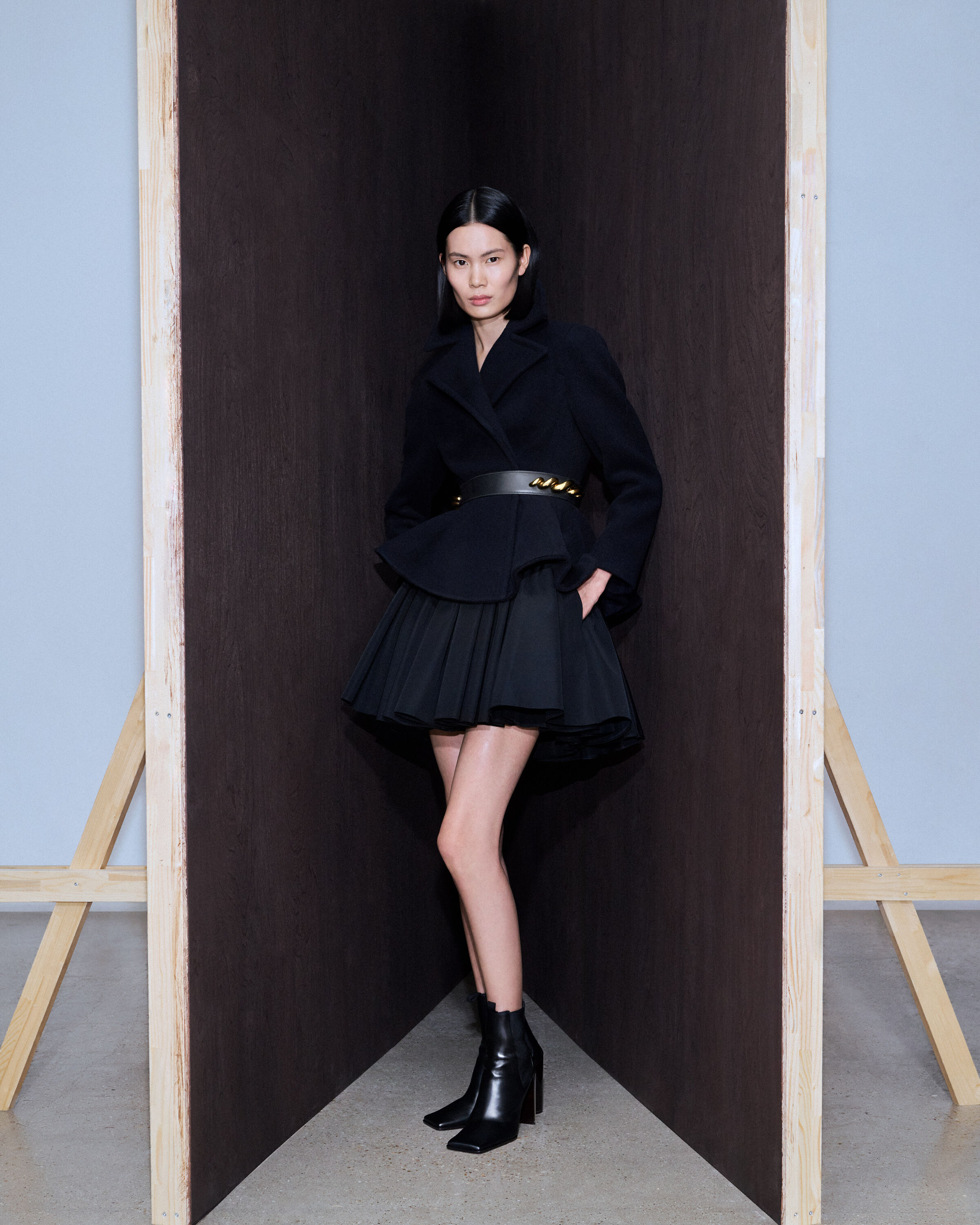 ALAIA VELVET LAMBミニスカート ALAÏA WS26 アーキタイプ キャンペーン | アライア 公式ストア