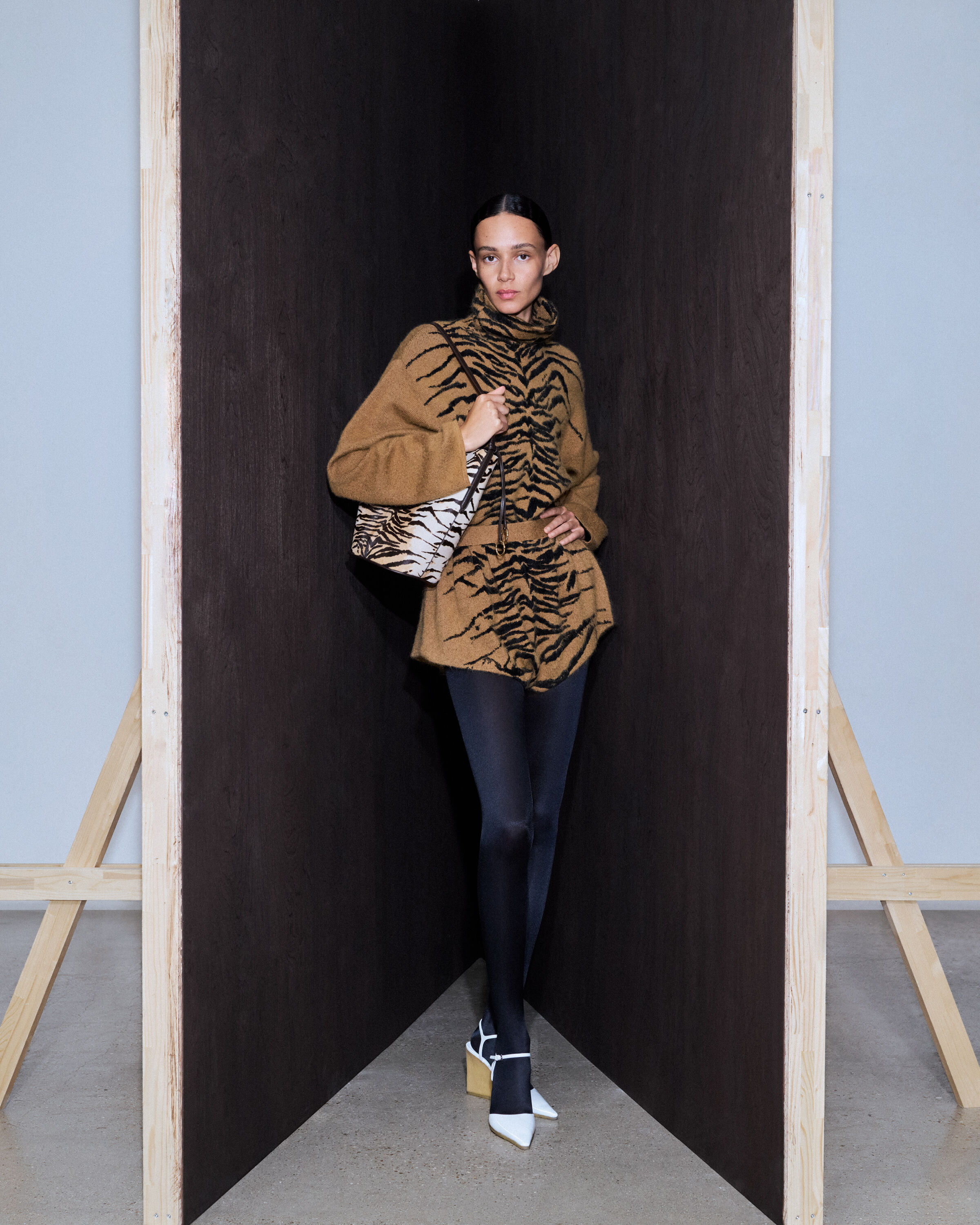 ALAÏA シンチ ウールコート ネイビー | ALAÏA JP