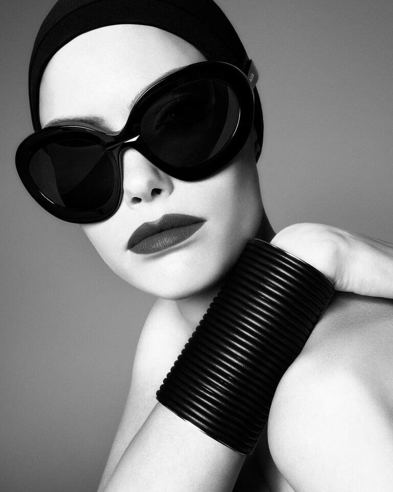 ALAÏA Argent/Blanc BUTTERFLY SUNGLASSES IN METAL | ALAÏA HU display picture 3